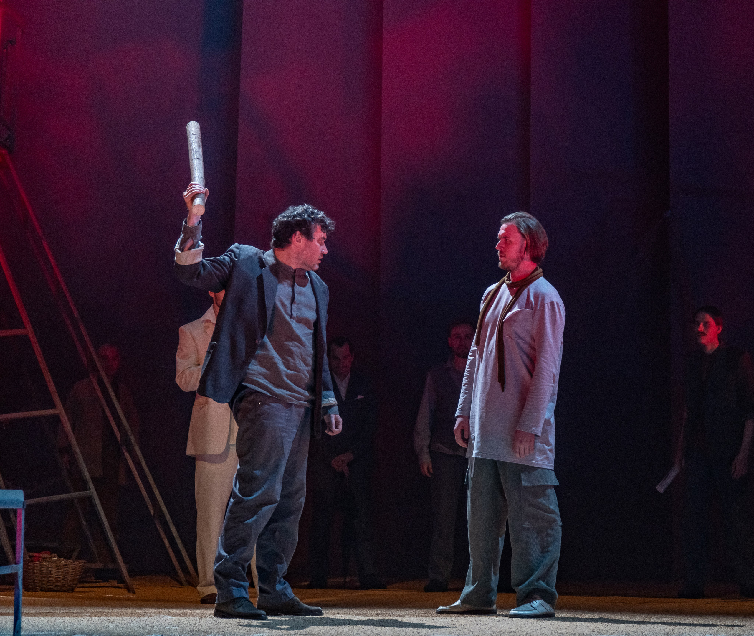 Актеры Пётр Жуйков и Ярослав Василенко во время спектакля "Дети Солнца" 