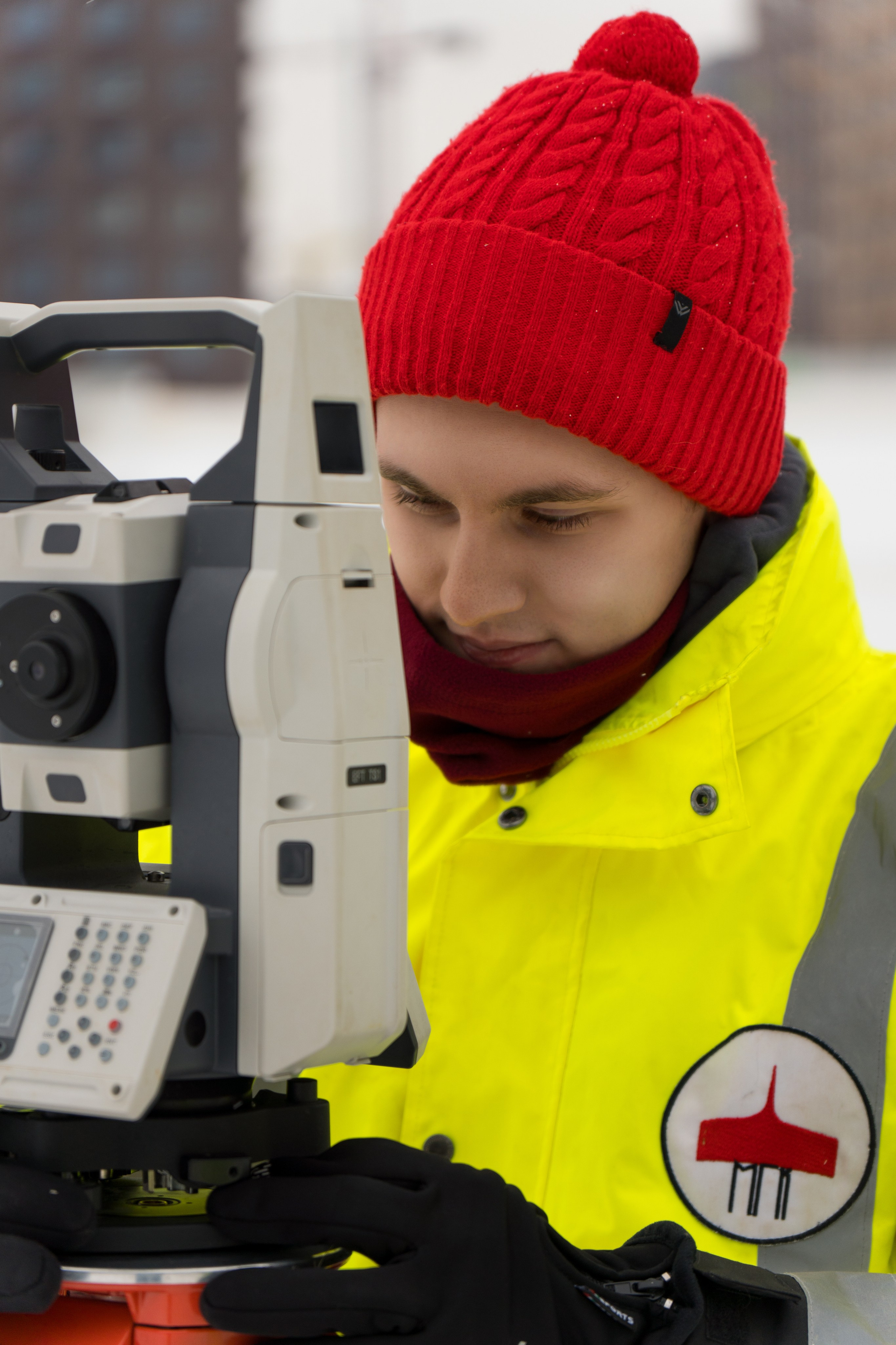 фотосессия геодезистов в Москве. сотрудники демонстрируют работу измерительного оборудования