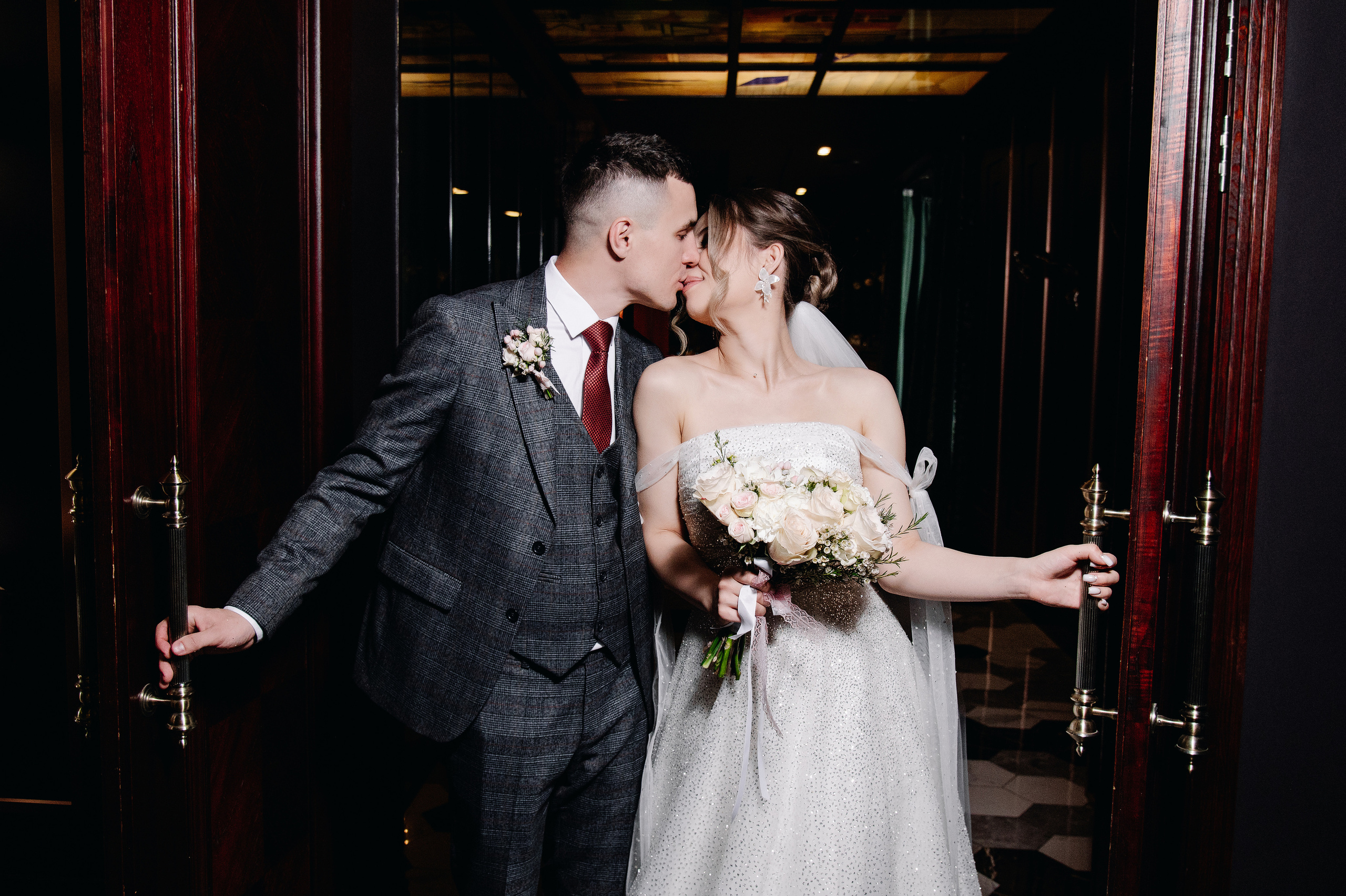 Фотосессия в гостинице. Свадебный фотограф Караганда