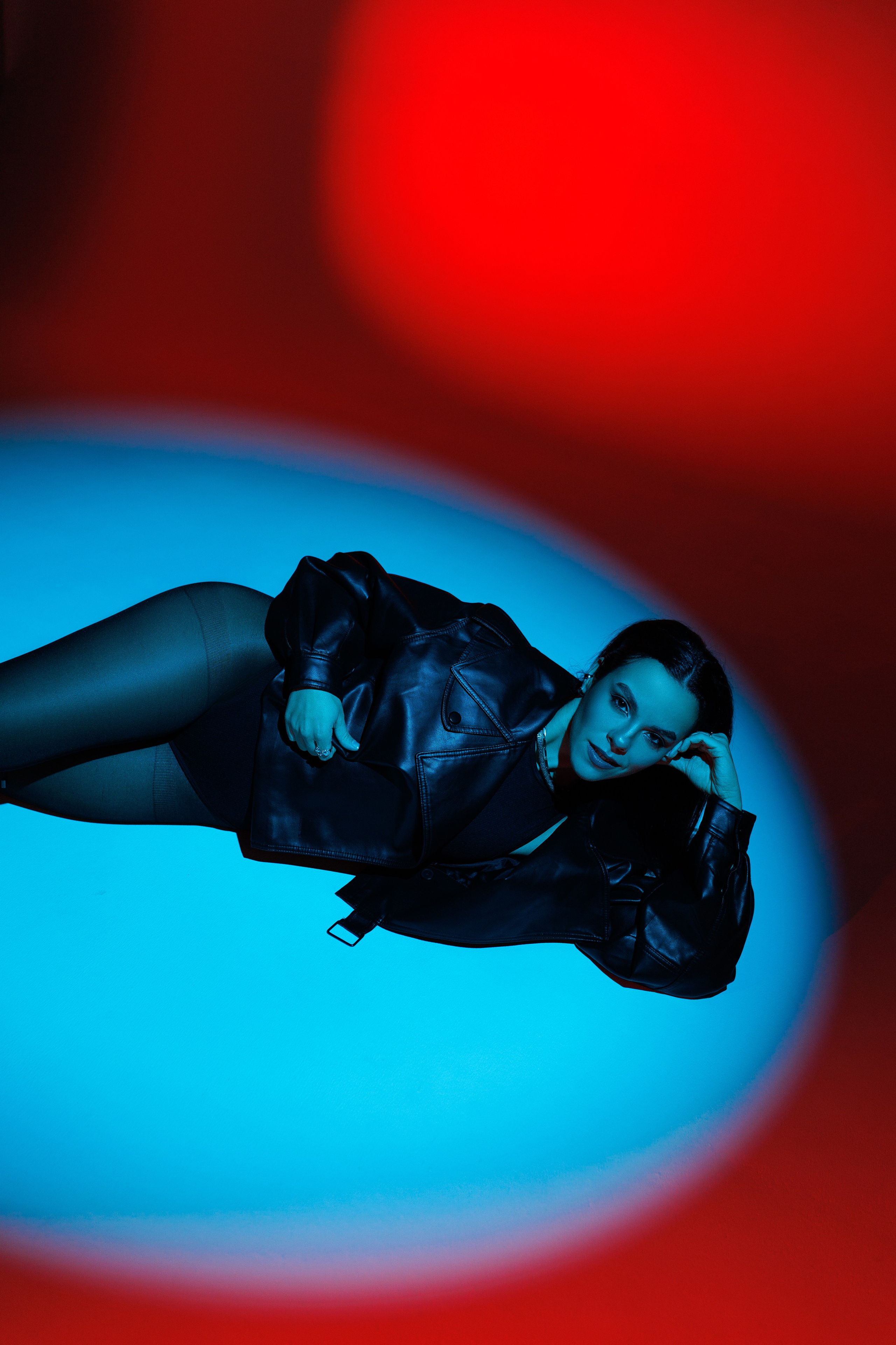 Цветной свет и фигуры. Фотограф Минск