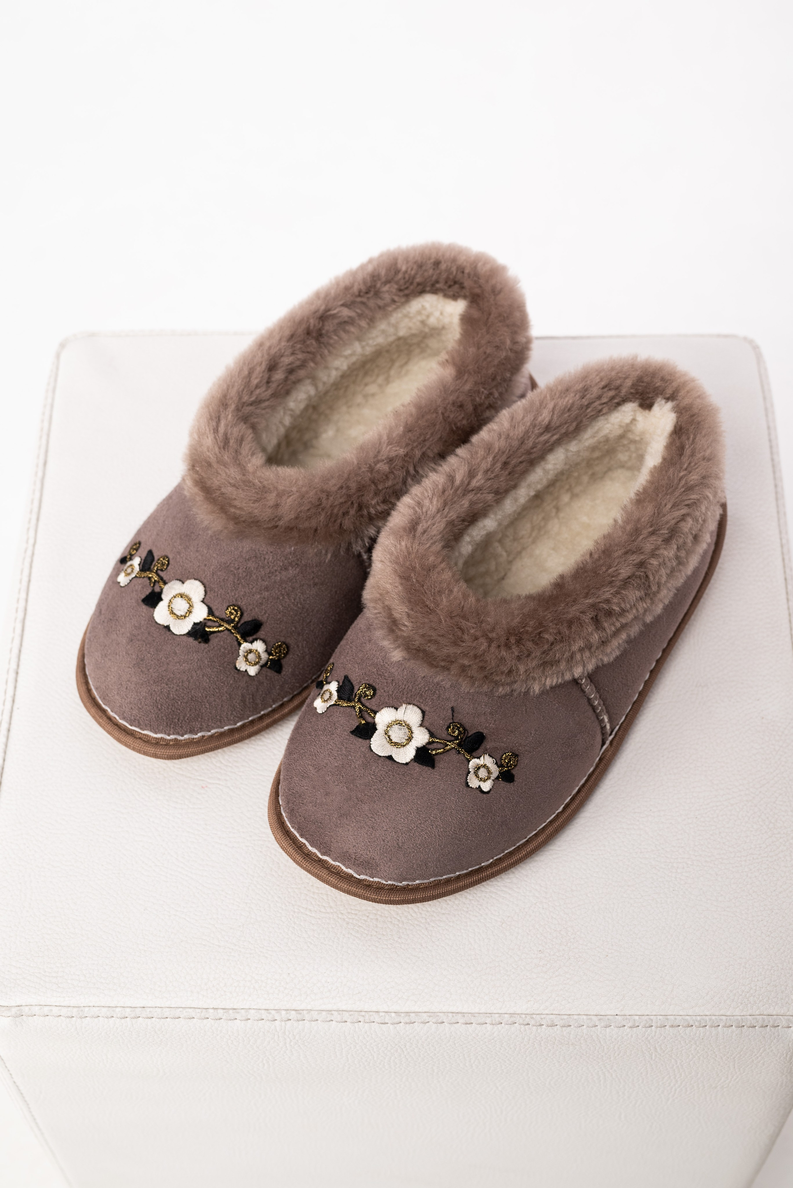 Тапочки и чуни. Предметный фотограф, фото для маркетплейсов Пятигорск, КМВ