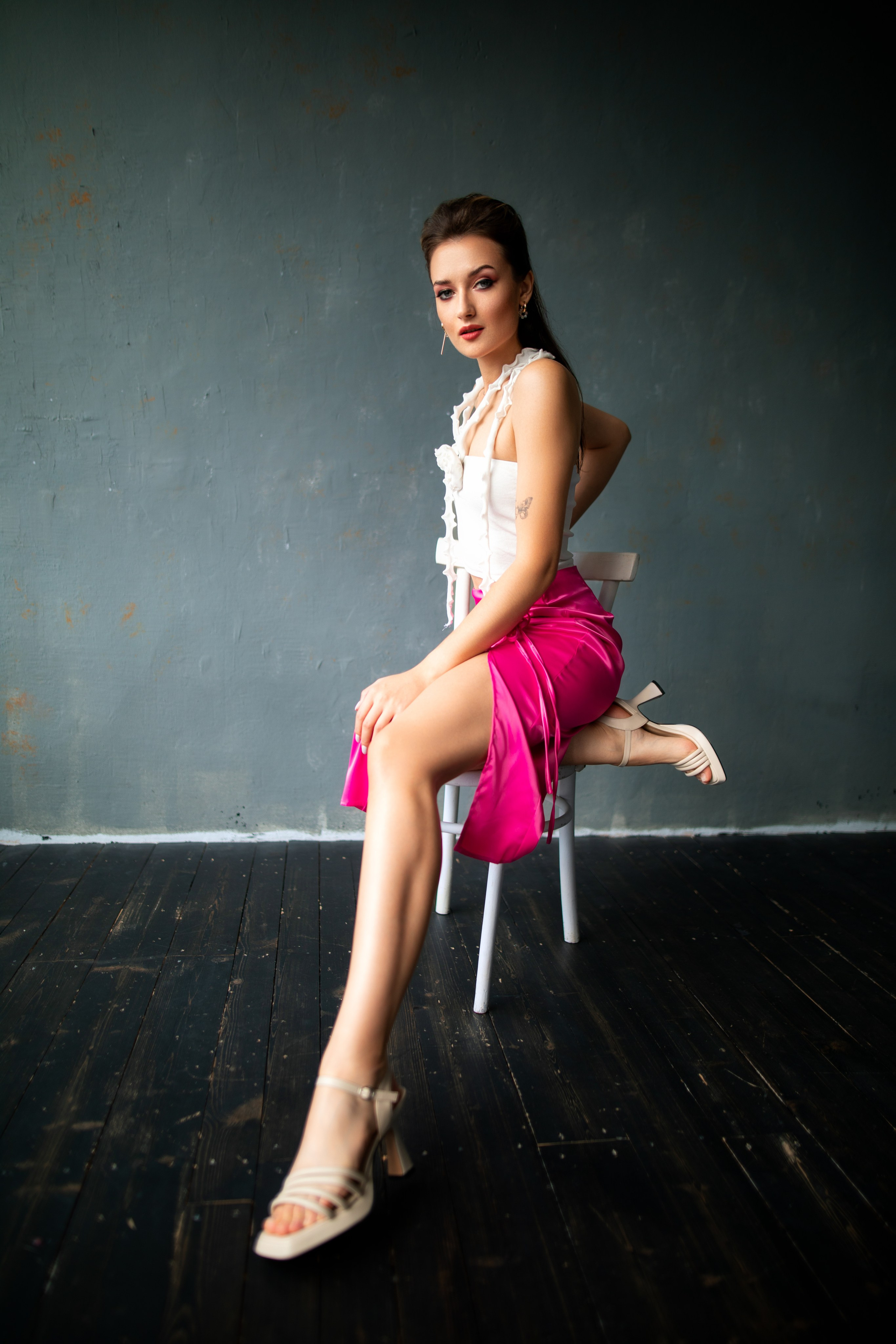 Студийный фотосет с Анастасией в минимальном интерьере в формате для «себя»