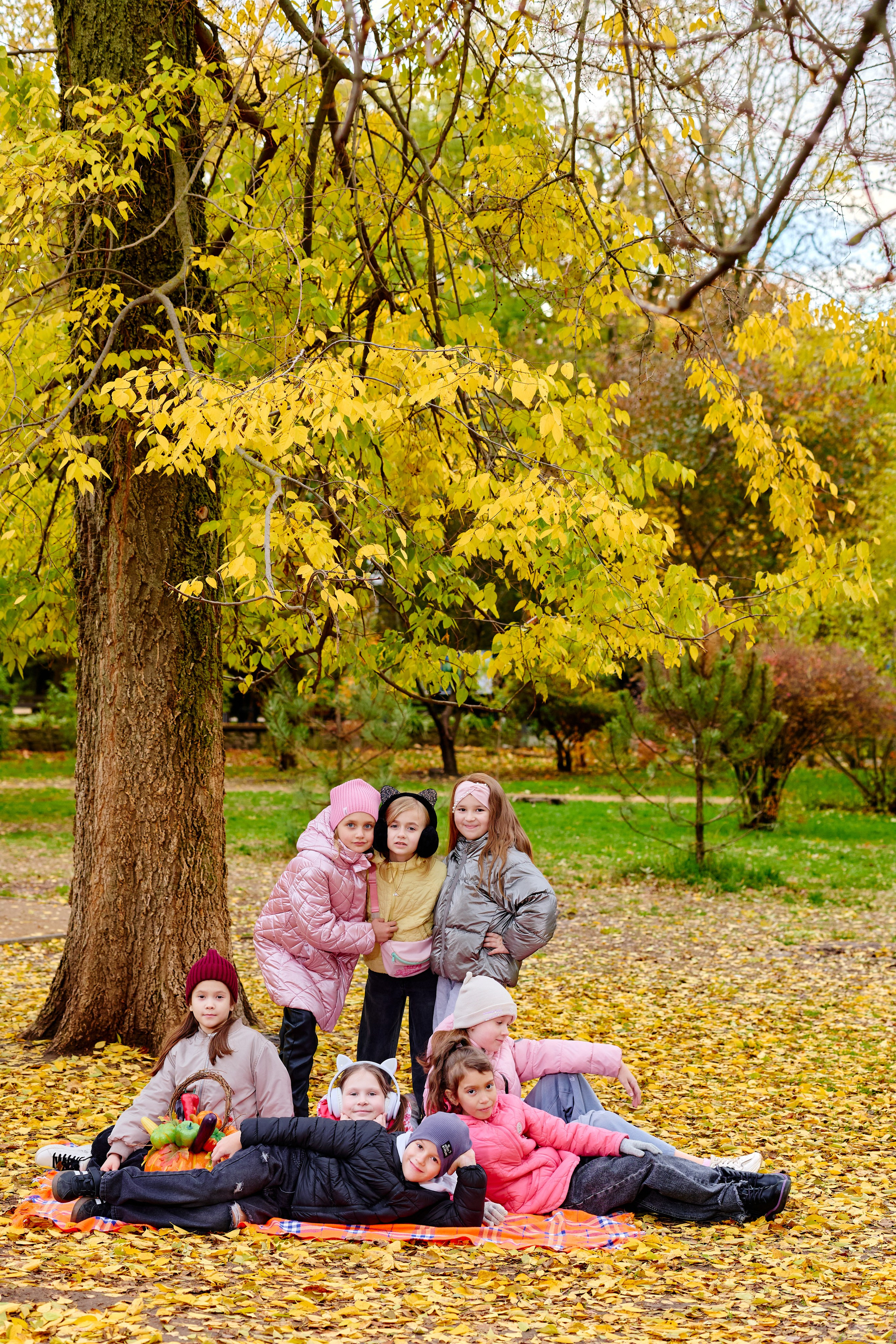 Прогулка в парке классом. Фотограф Выпускные альбомы Таганрог Сергей Коробченко