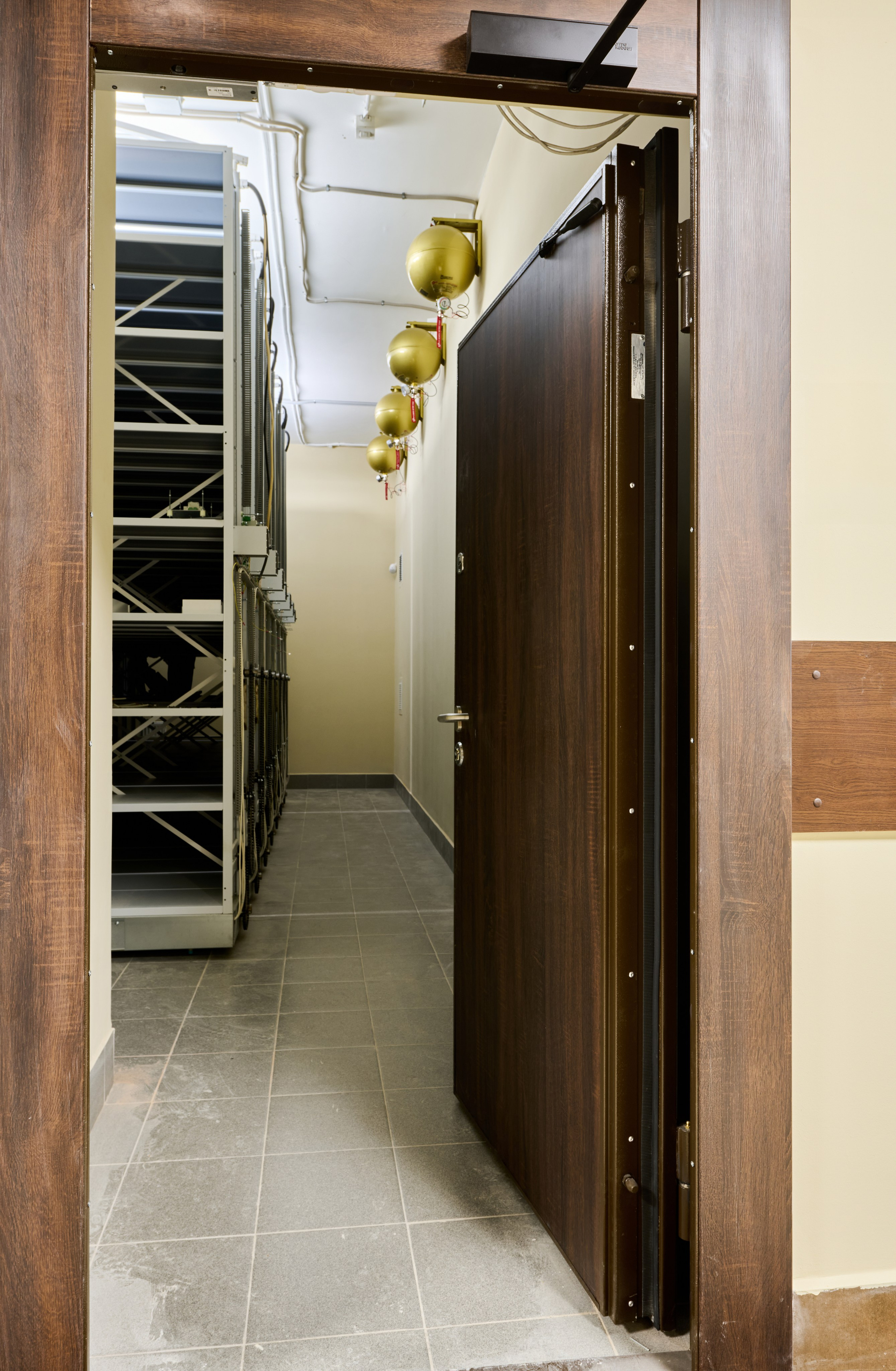 Открытая деревянная дверь в техпомещение, стойки внутри