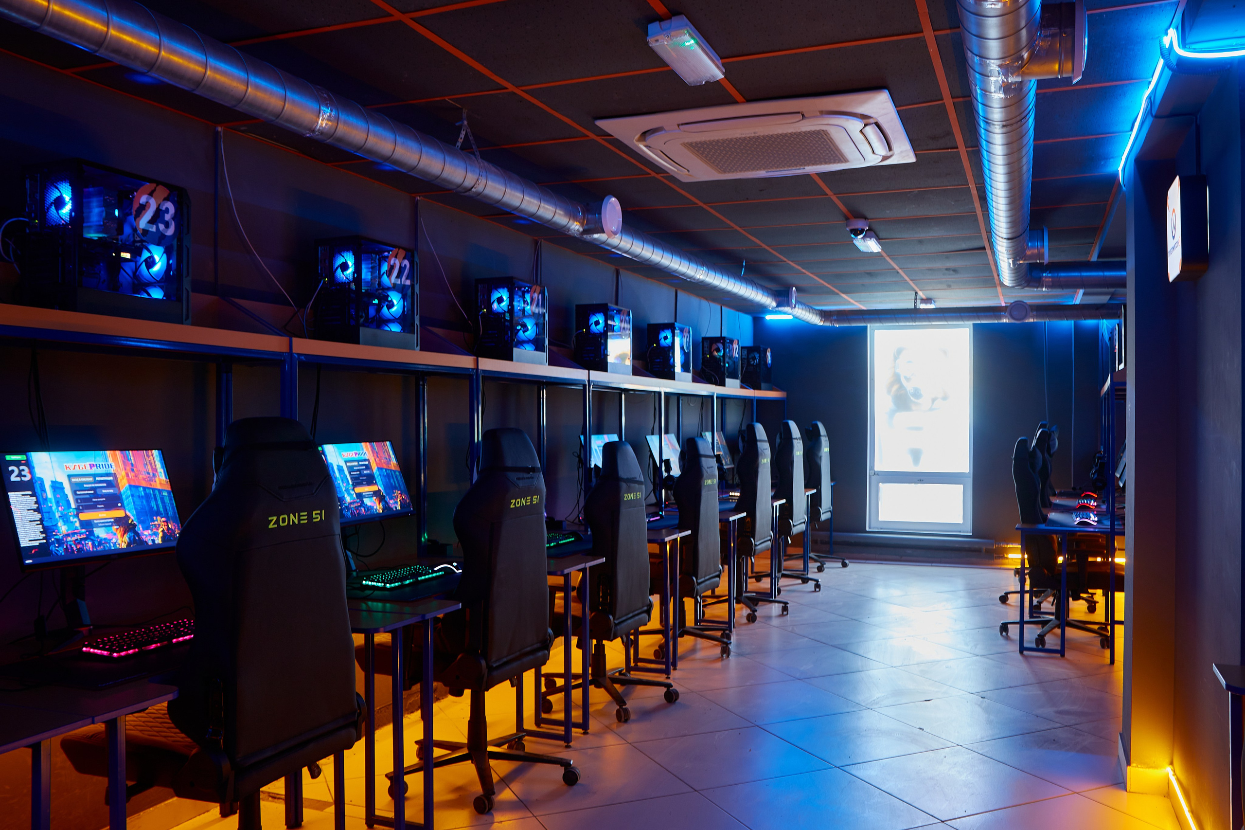 Фотосъёмка компьютерного клуба. Предметный и репортажный фотограф Алексей Кротов