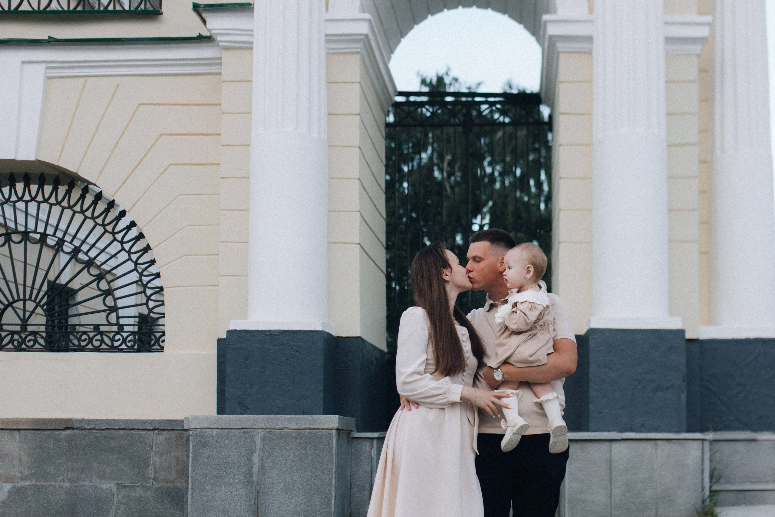 Семейная фотосессия летом в городе. Семейный фотограф Екатеринбург Черепанова Олеся