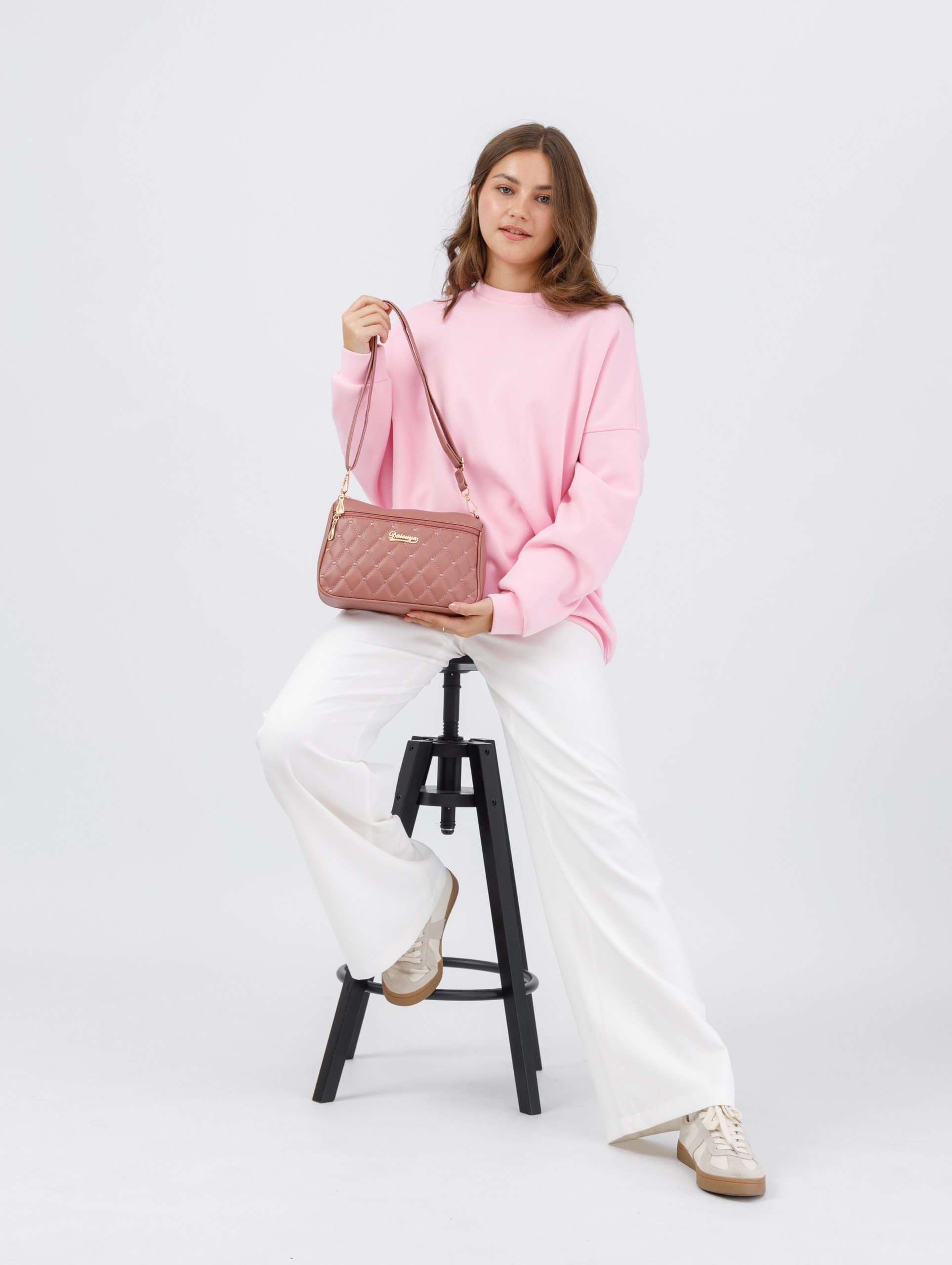 Съемка розовой и черной сумки для маркетплейса. Студия коммерческой съемки ХВОЯ