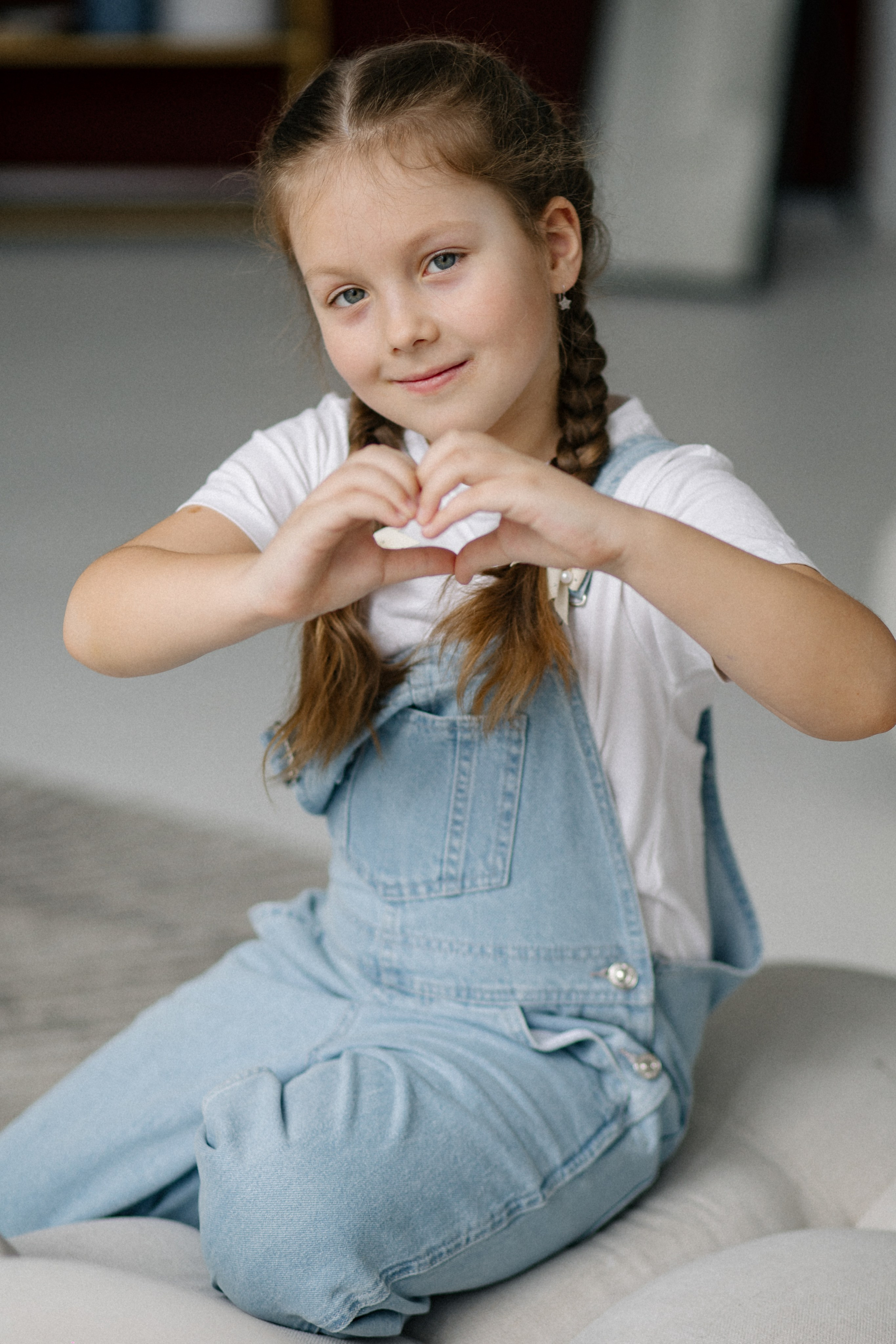 сама молота, девочка показывает сердечко руками