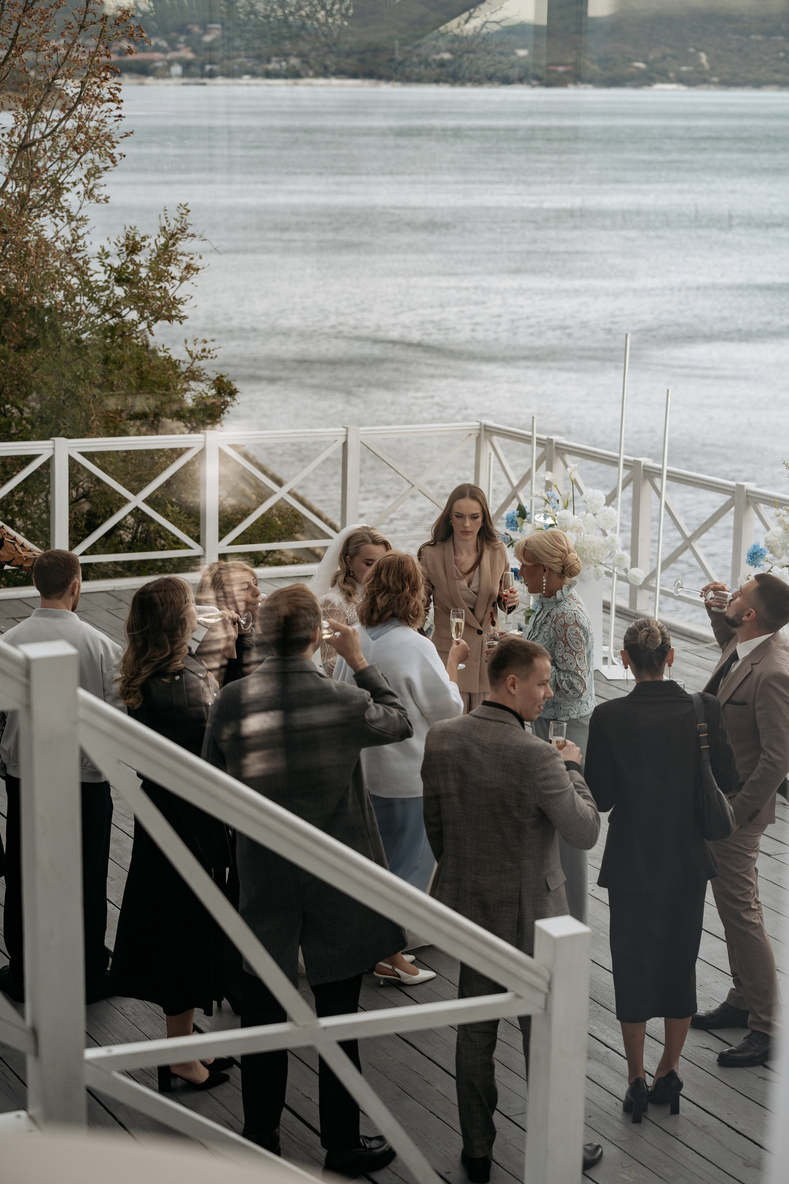 Фотограф в Геленджике создает общий кадр гостей перед выездной регистрацией на море.