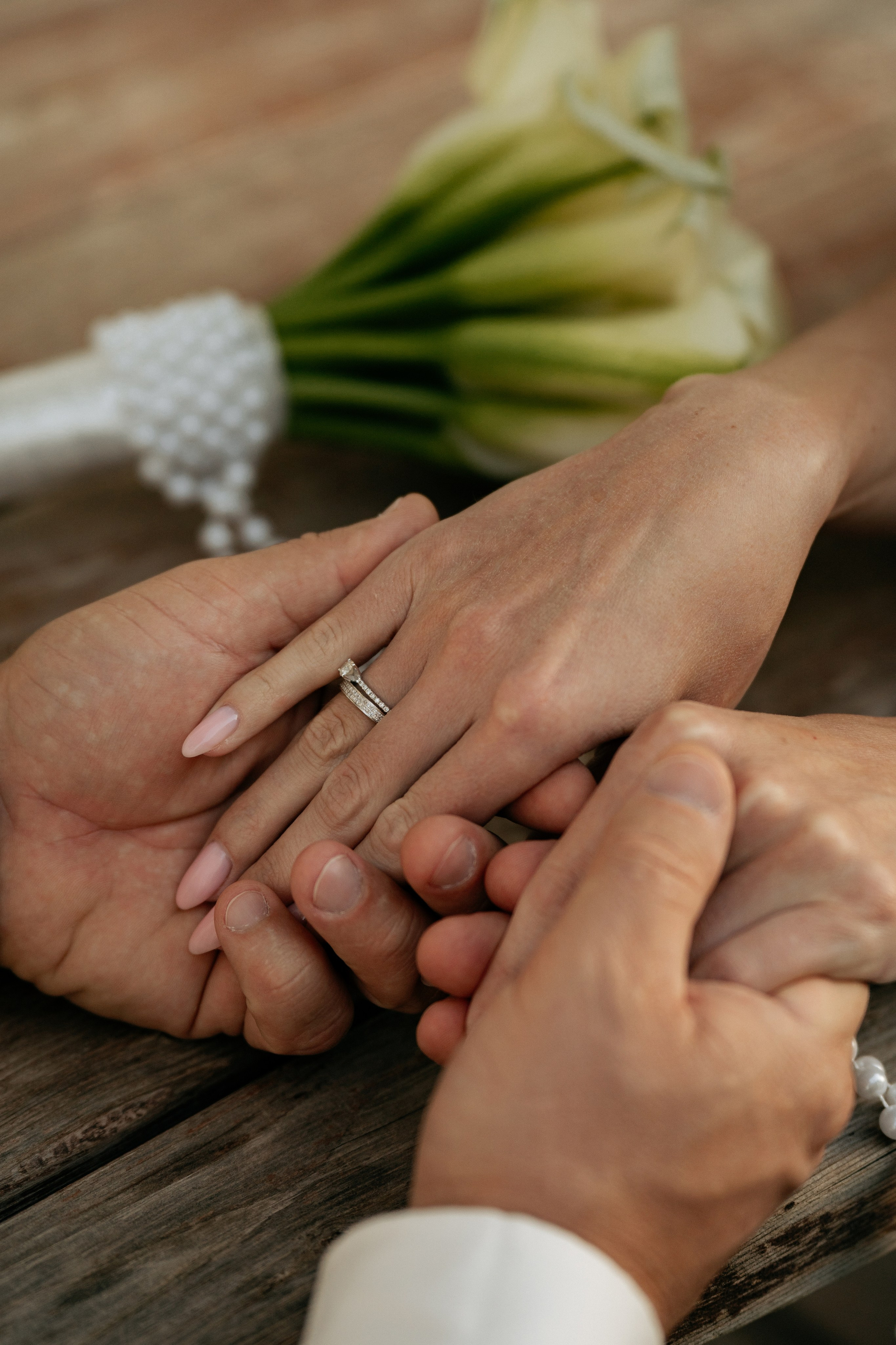 Свадебный фотограф Абрау-Дюрсо создает историю любви для каждой пары. Эта фотосессия у озера. Свадебный фотограф Новороссийск.