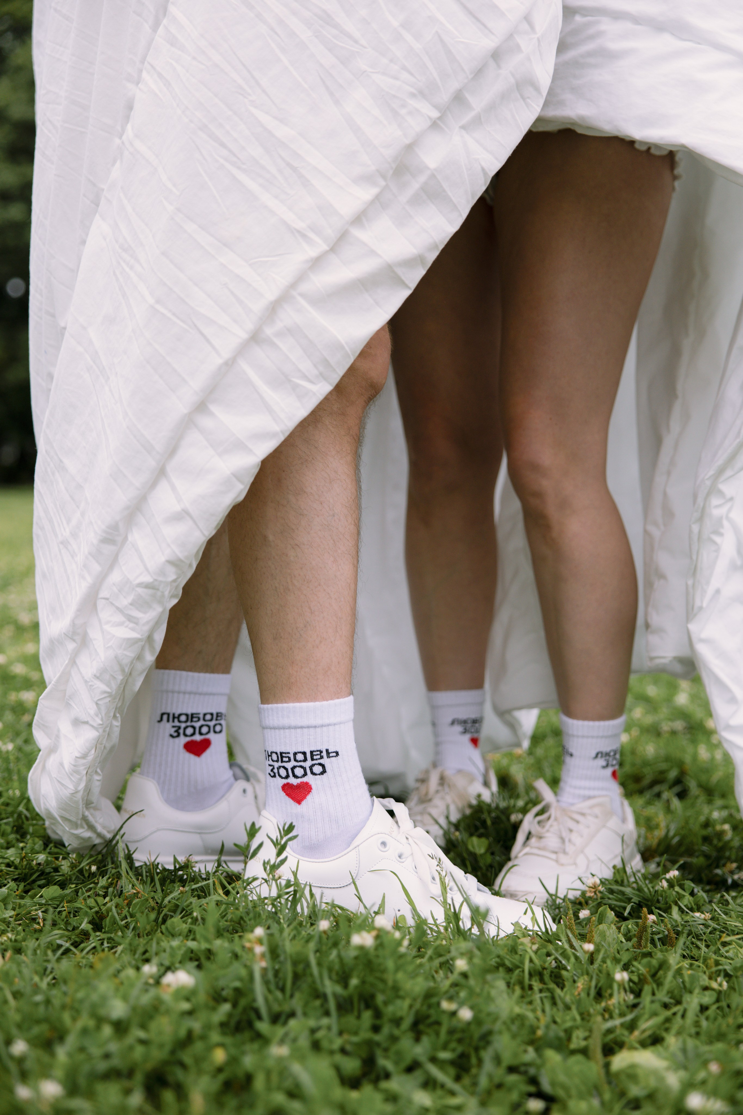 Лавстори прогулка в одеялах по ночному городу летом в Санкт-Петербурге. Фотограф в Санкт-Петербурге Вагнер Юлия