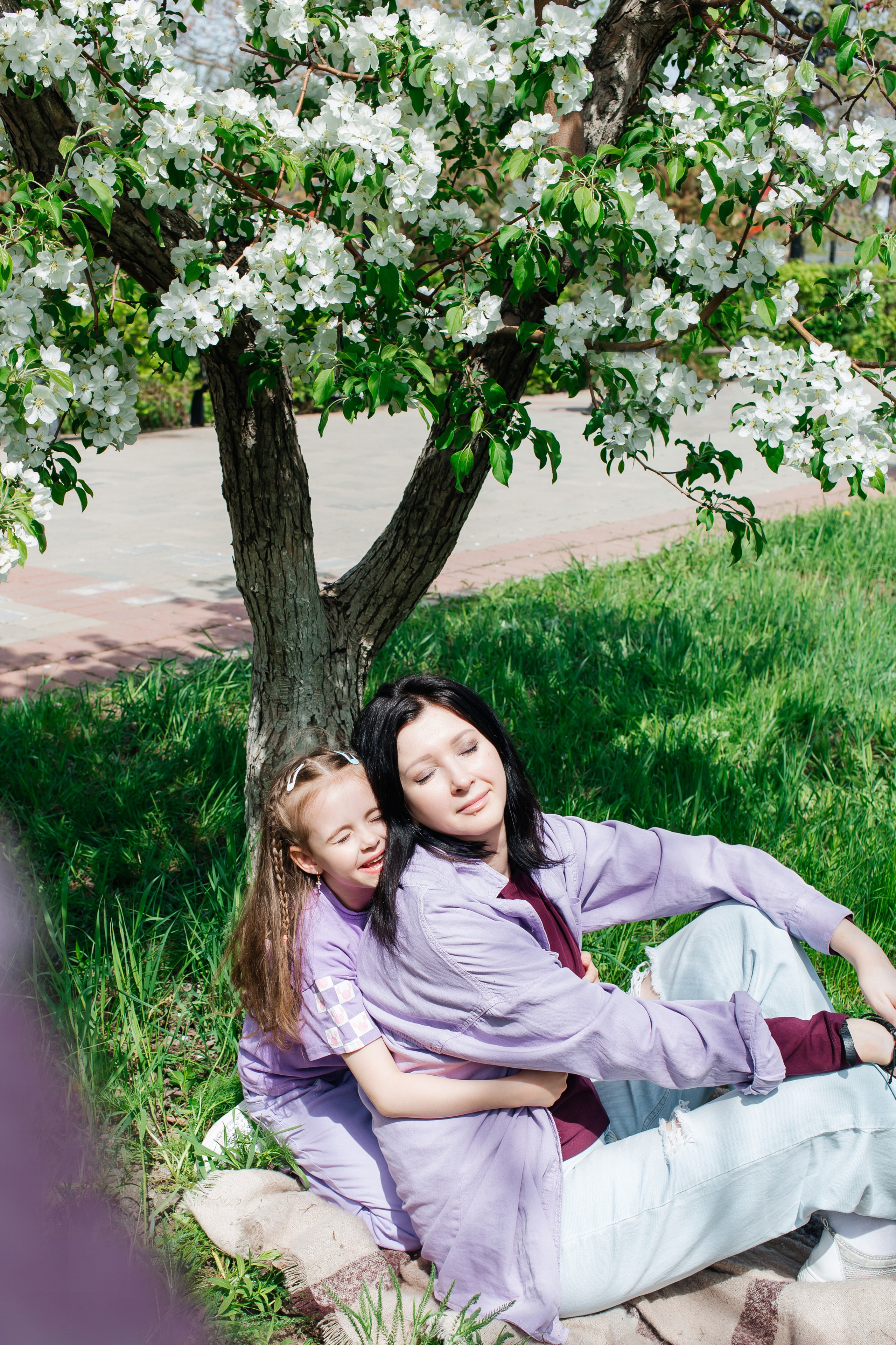 Надюша с дочкой цветение. Женский фотограф в Оренбурге Ирина Заводчикова