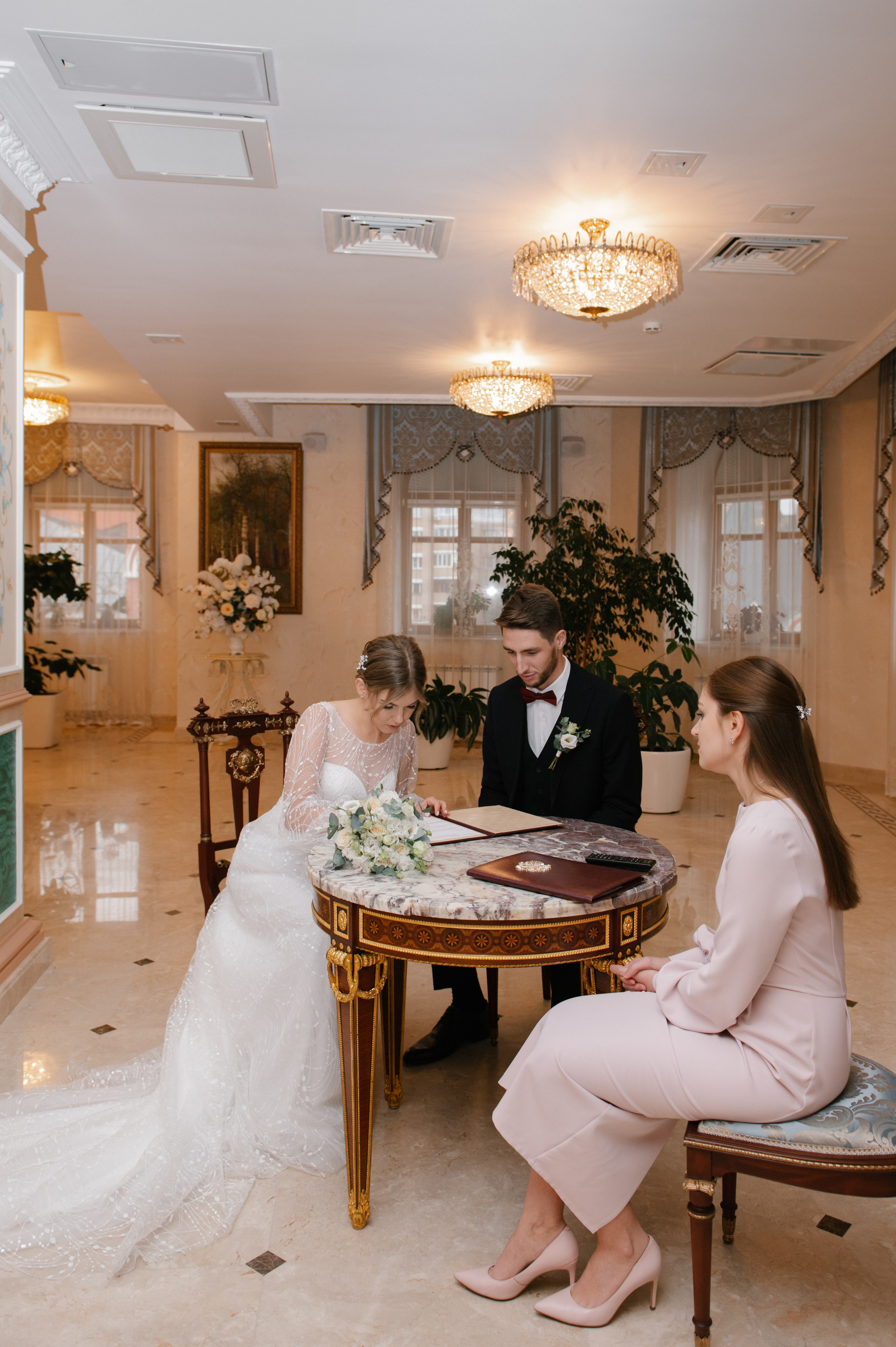 Свадебная фотосессия в Читальне имени Пушкина и камерный банкет в ресторане «Гусятникоff». Семейный и свадебный фотограф в Москве Татьяна Николаева