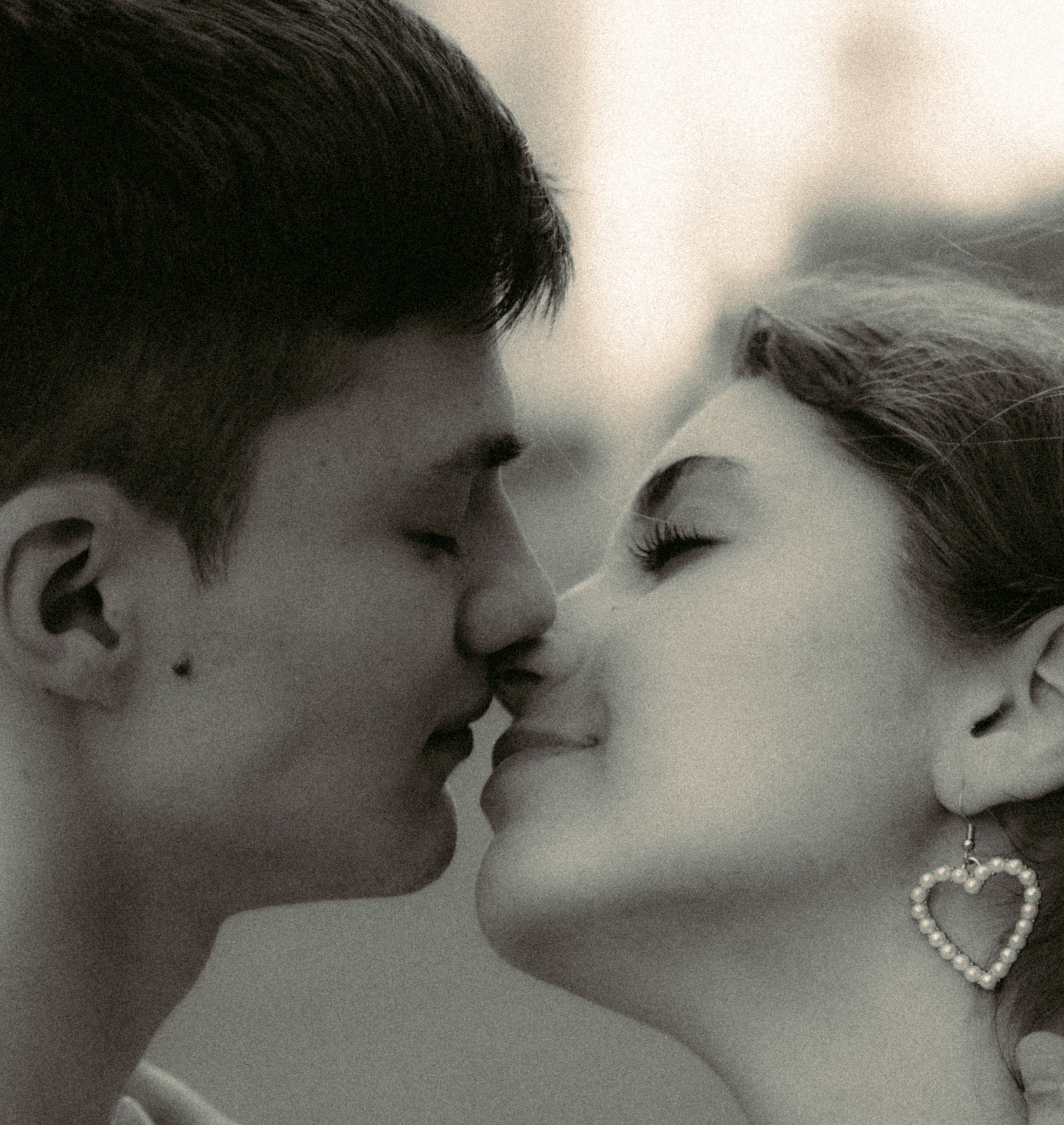 Влюбленная пара в Санкт-Петербурге. Крупный портрет. Пара целуется