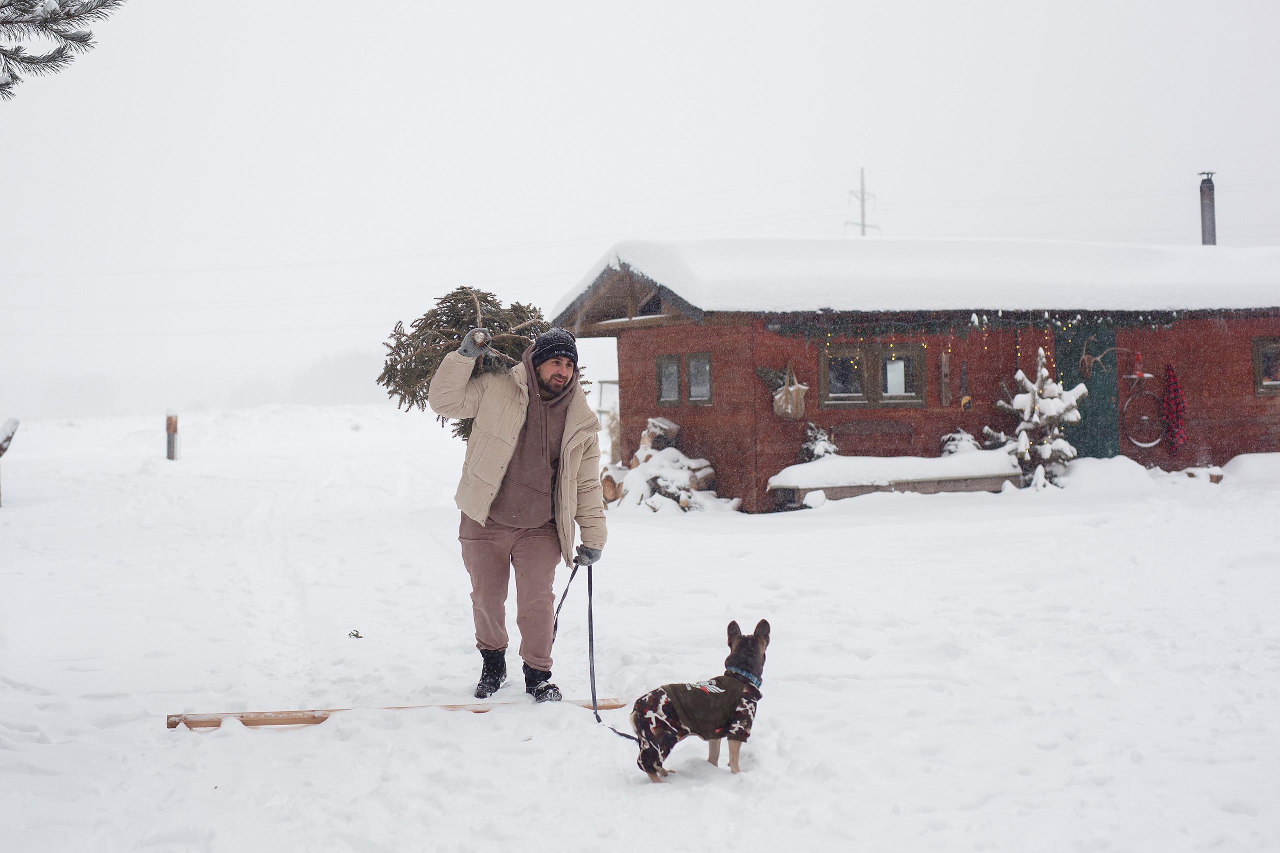 Настя и Миша фотосессия в загородном доме Шале в лесу. Кристина Невская — свадебный фотограф во Владимире
