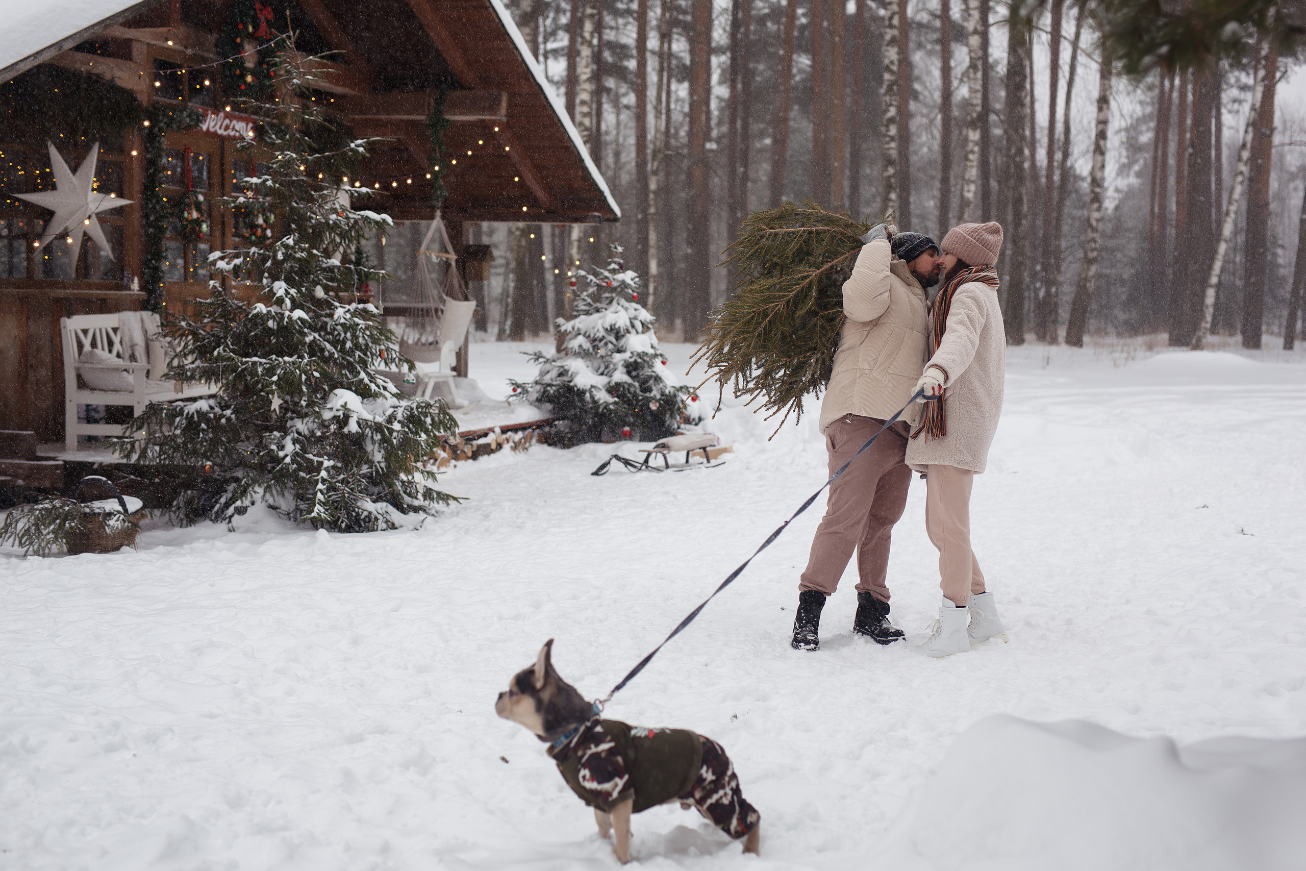 Настя и Миша фотосессия в загородном доме Шале в лесу. Кристина Невская — свадебный фотограф во Владимире
