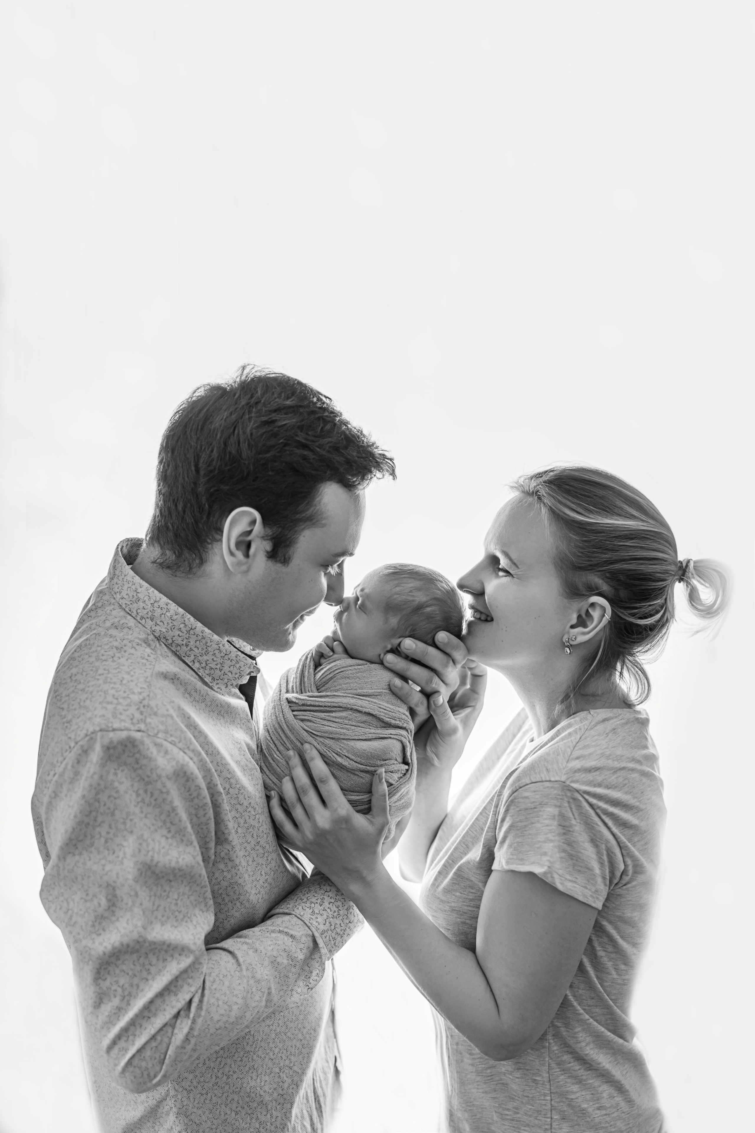 Большинство кадров ньюборн - постановочные, но разве можно специально сыграть такую теплоту?)))