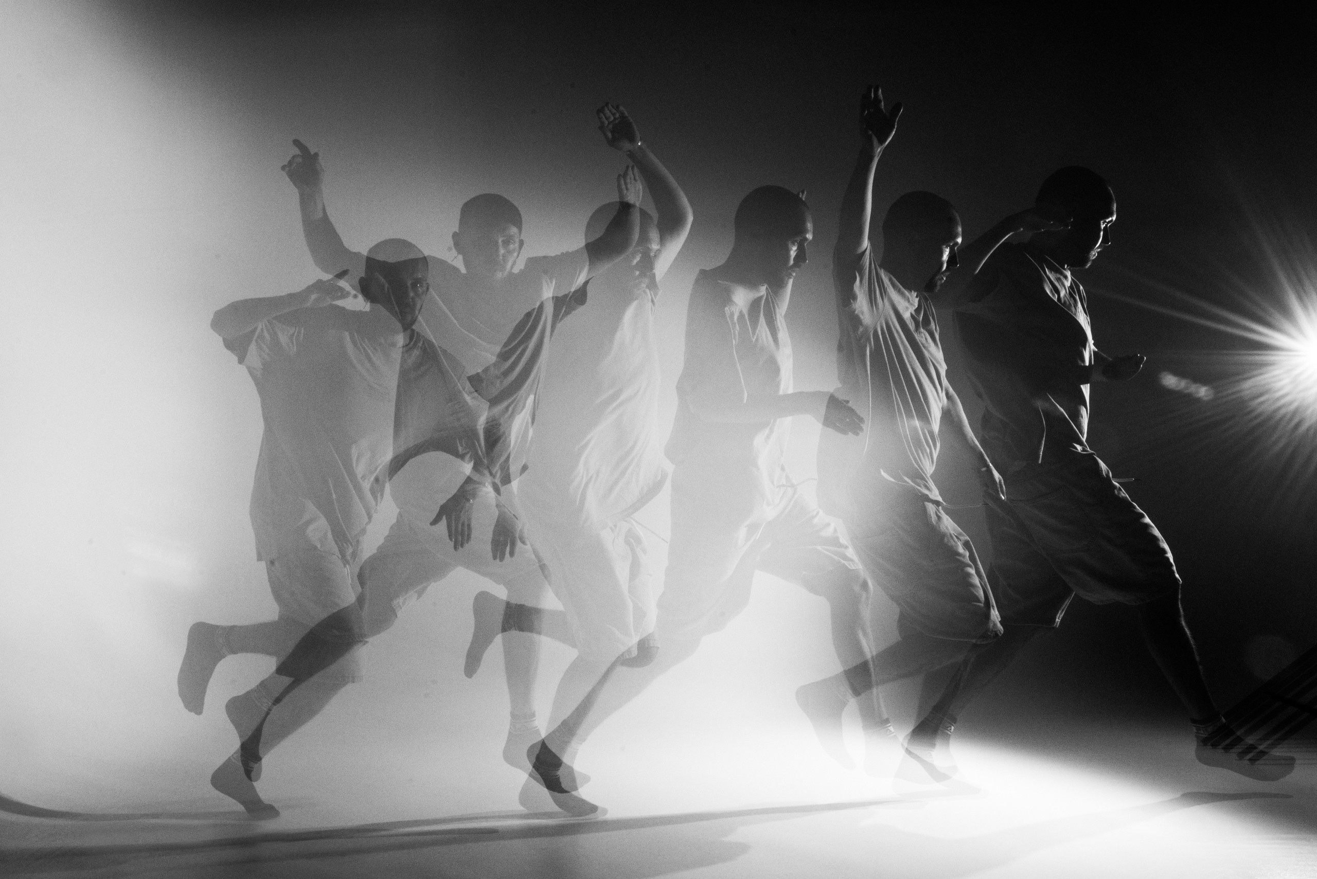 Танцоры в контровом свете, размытие движения — фотограф Краснодар