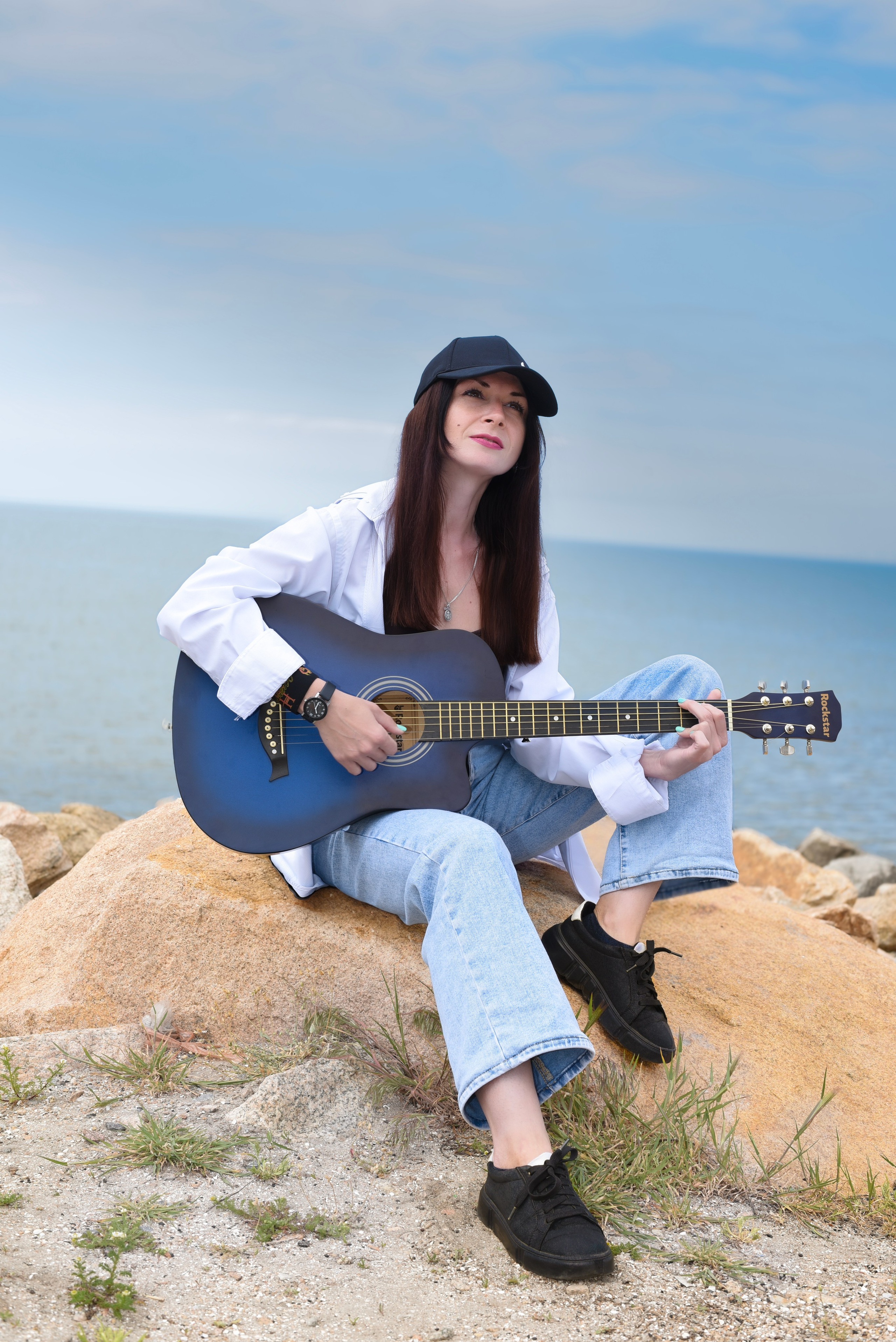 Девушка с гитарой. Главная