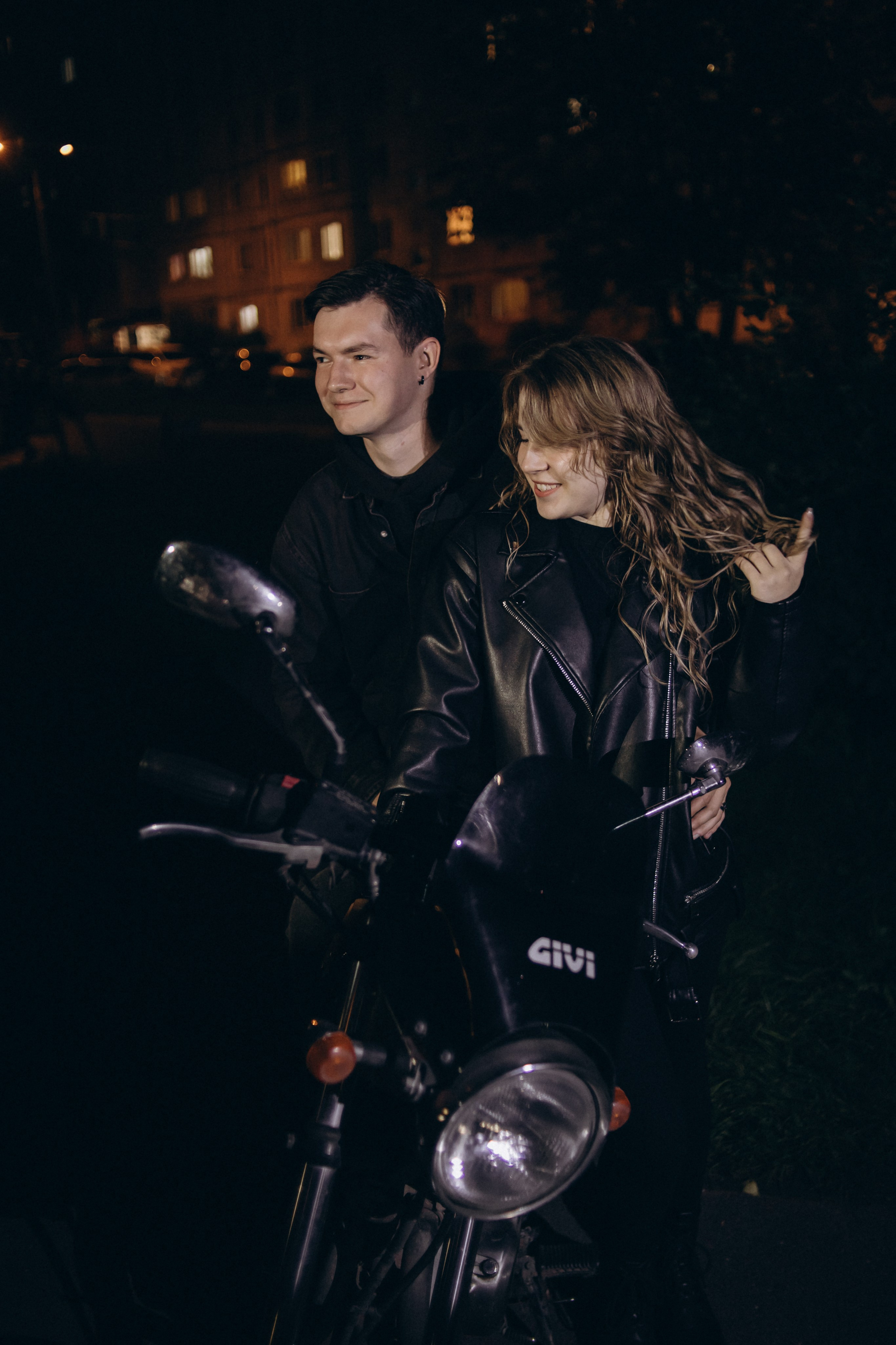 Ангелина и Даниил. Фото на мотоцикле. Фотограф Регина Крикунова г. Красноярск