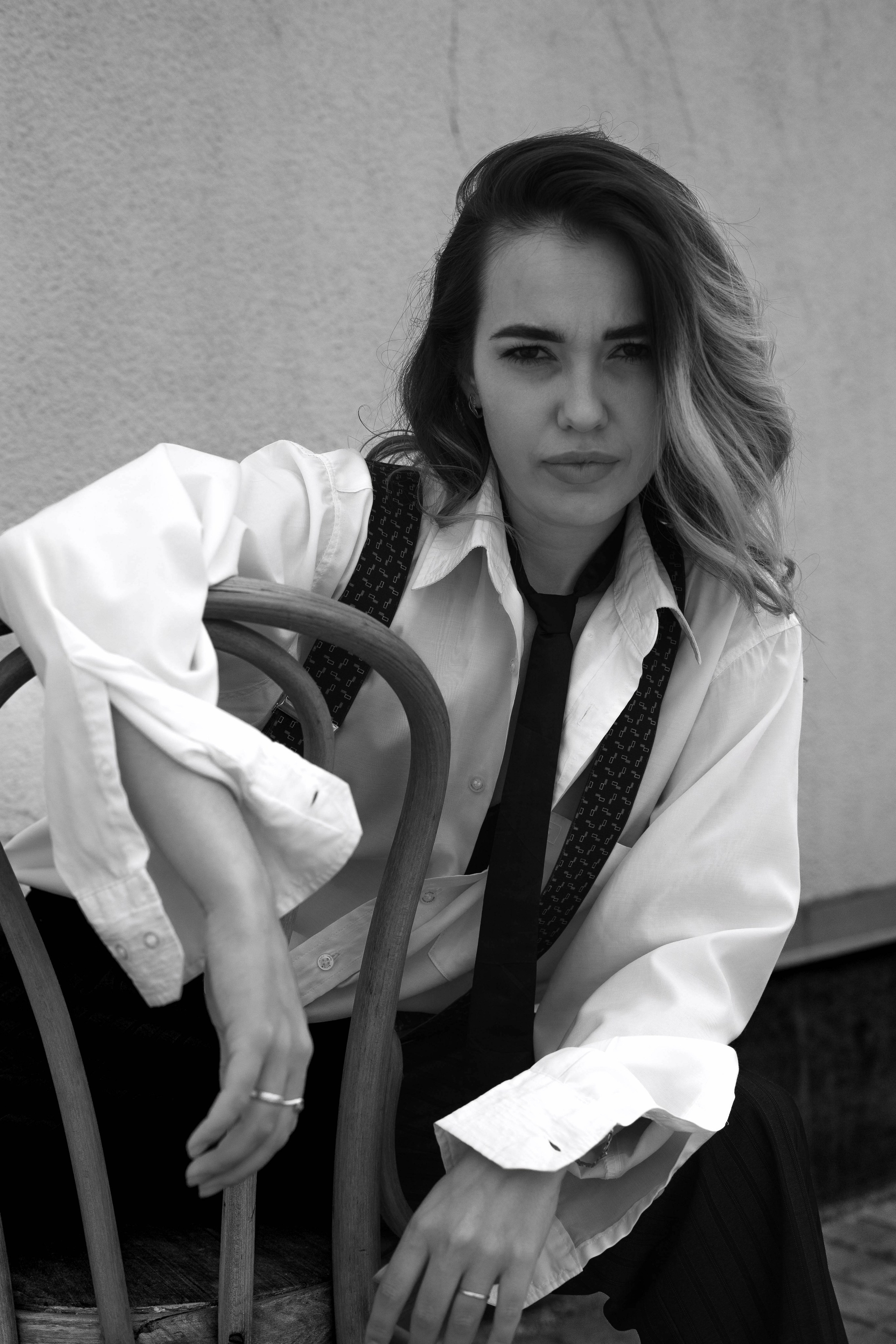 Монохромная фотография девушки в мужском костюме застилает взгляд зрителя элегантностью и изяществом. Одновременно сдержанная и провокационная, девушка в этой фотографии иллюстрирует вечную борьбу противоположностей, создавая потрясающе харизматичный образ. Екатеринбург фотосессии  Автор фотограф: Додров. Ph: dodrov.