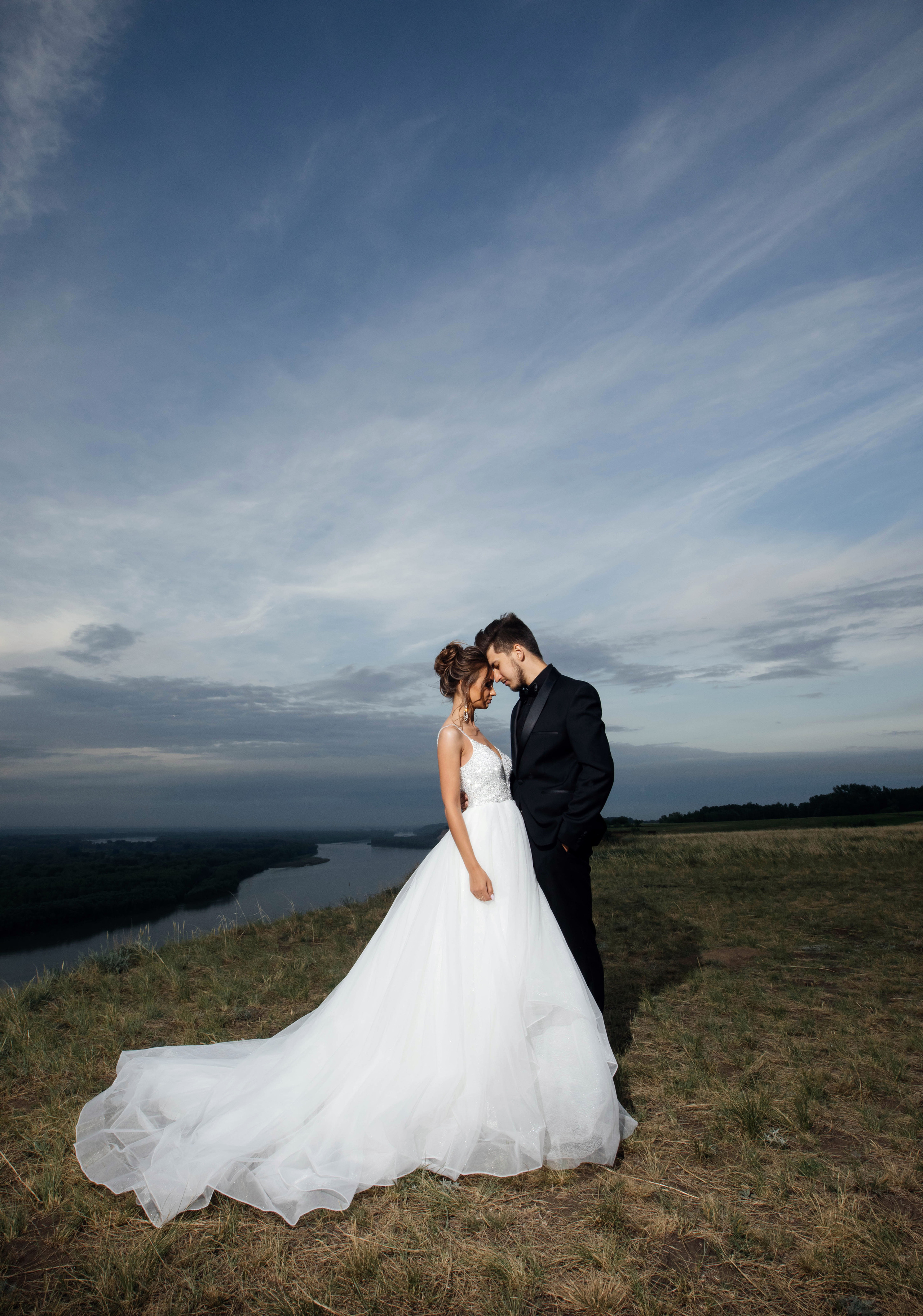 Свадебная прогулка. Навстречу к закату. Свадебный и семейный фотограф Рассказова Виктория
