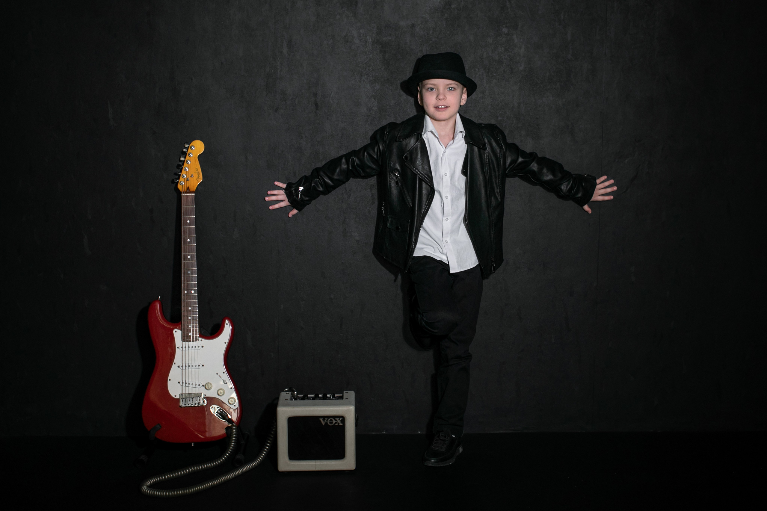 Фото с гитарой. Надежда Рыжова, портретная и контент-съемка в Челябинске