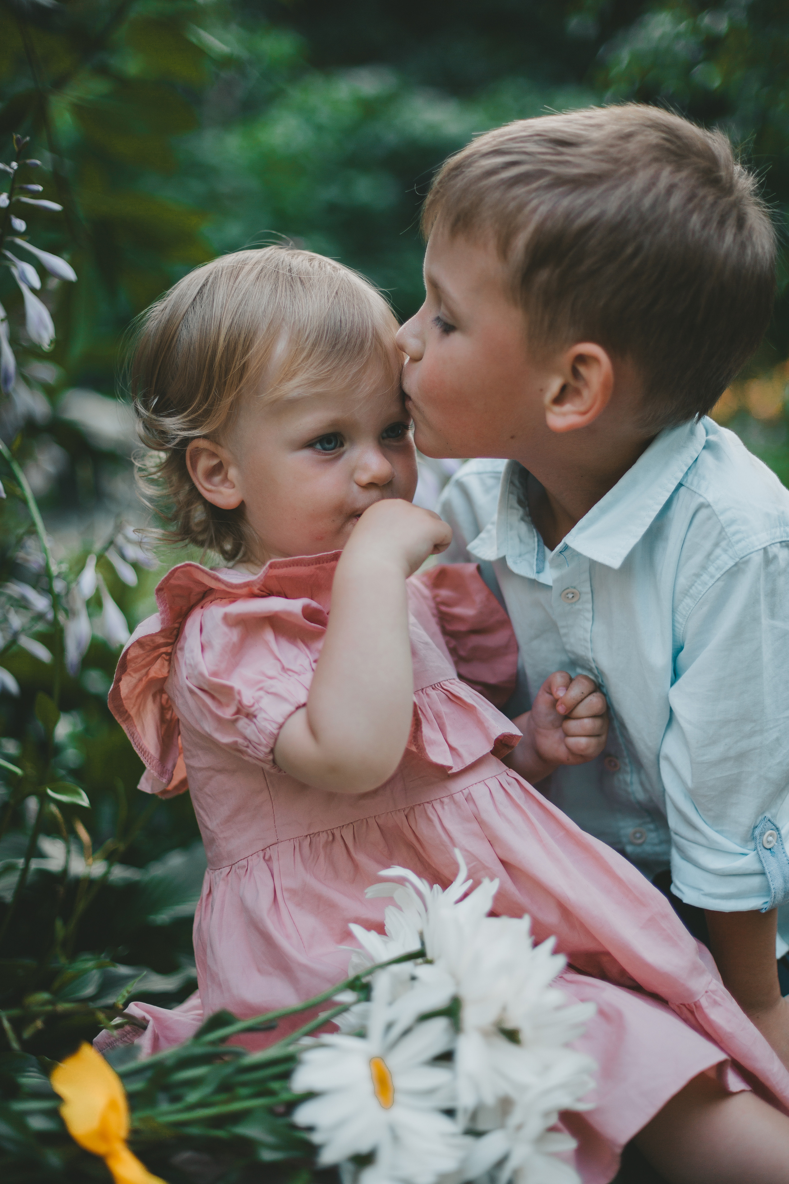 брат и сестра, маленькие дети, брат целует сестру
