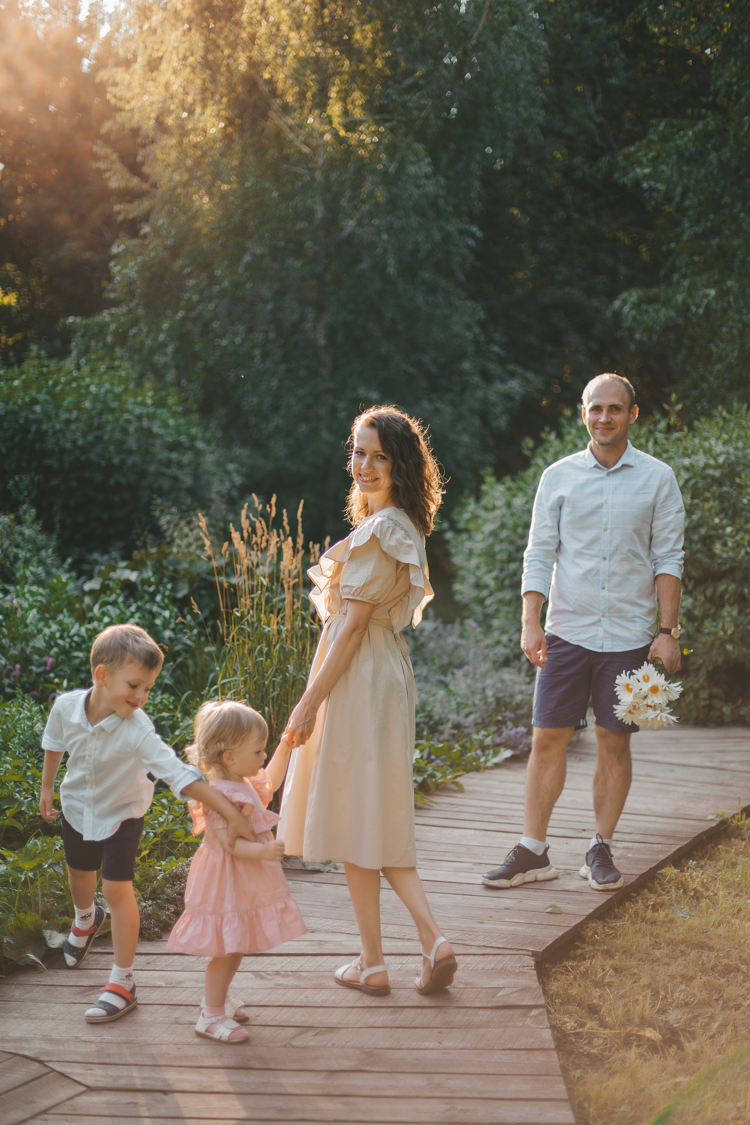 красивая семья в контровом свете