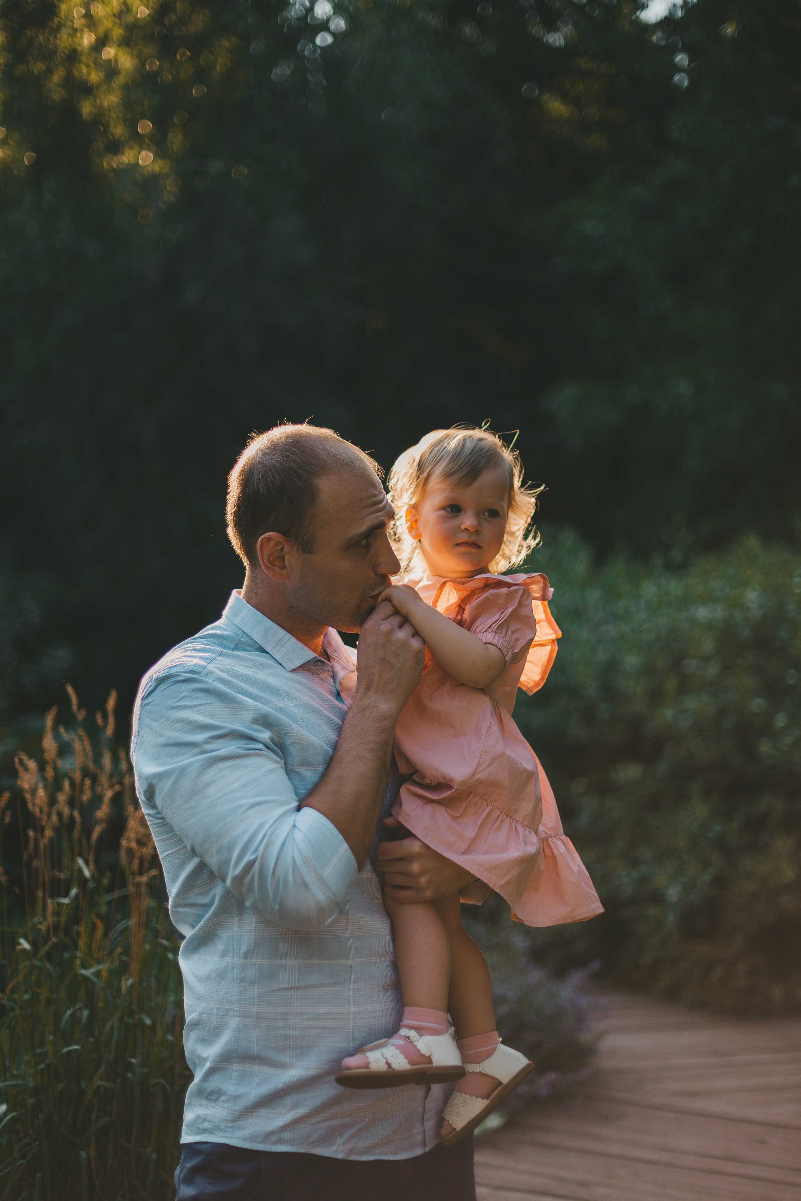 уличная фотосессия с папой, маленькая девочка на руках у папы