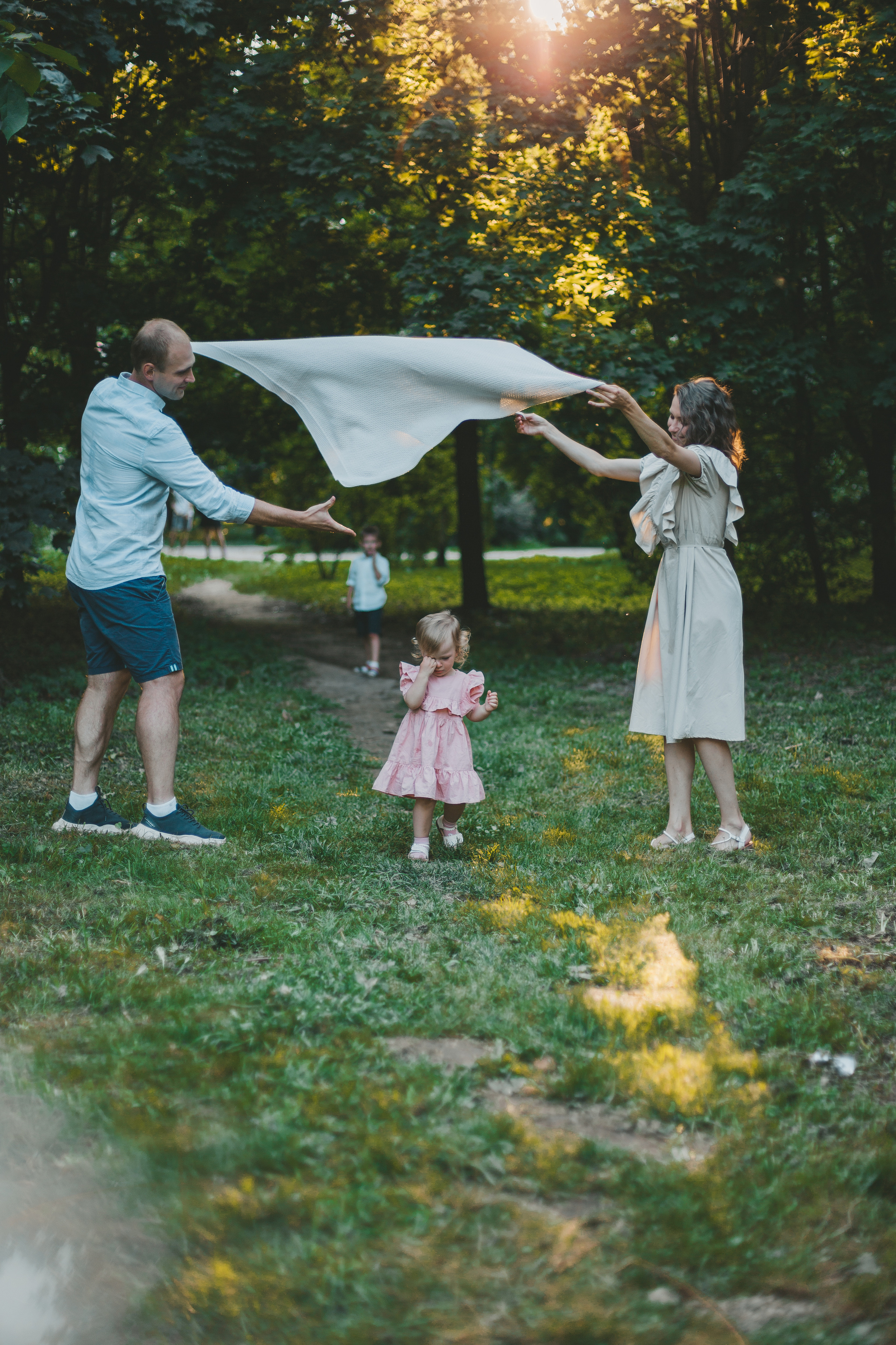 Семейная фотосессия на закате в парке. Фотограф Андреева Юлия. Москва