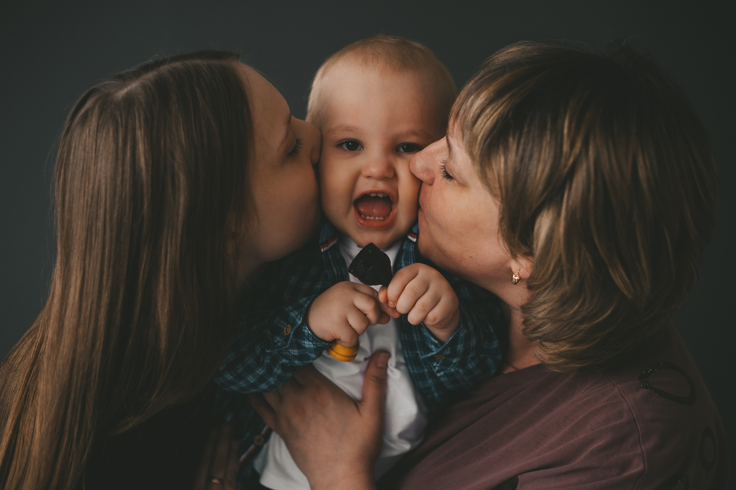 Съемка всей семьи в студии. Фотограф Андреева Юлия. Москва