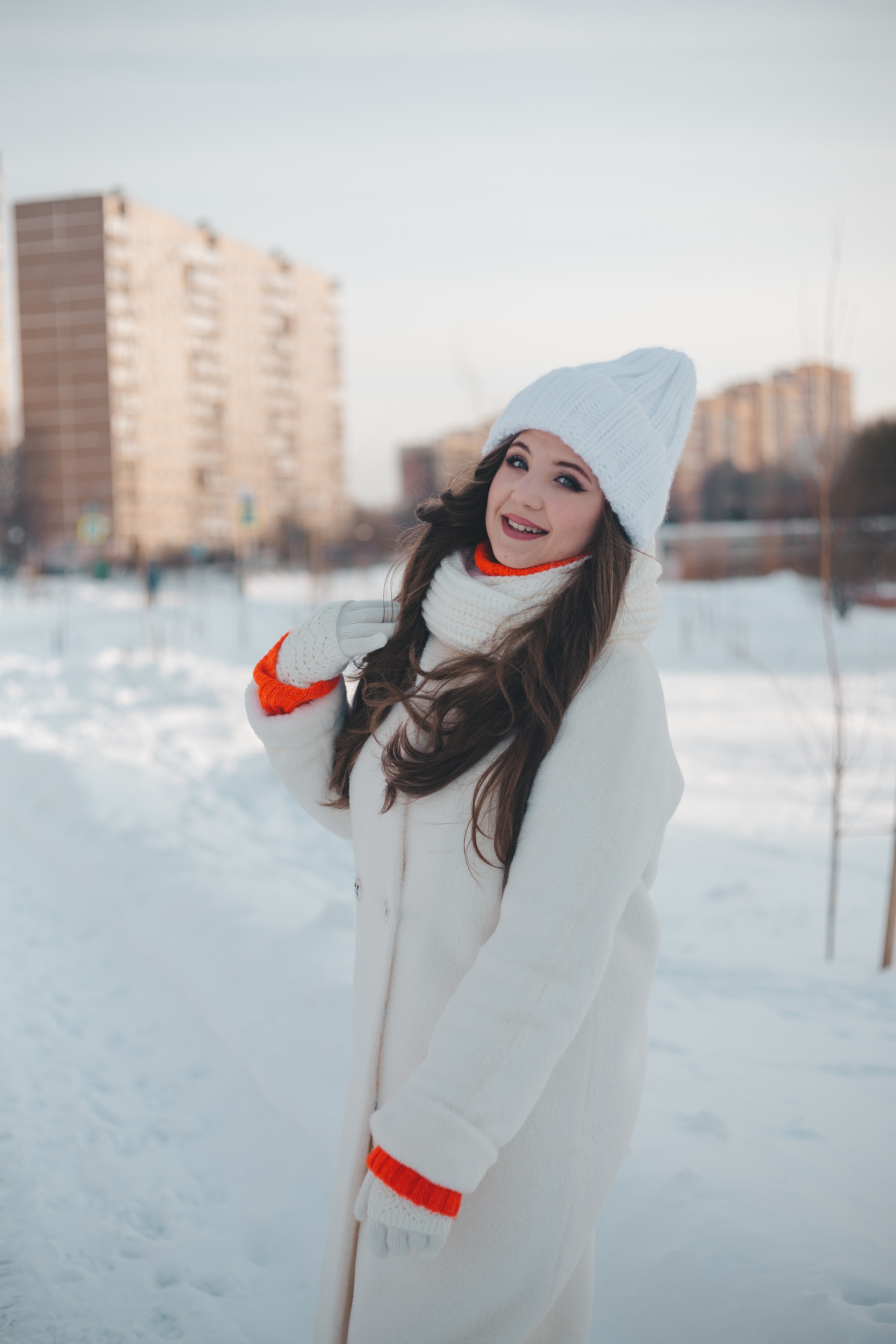 Девушка в белой шубе в мороз