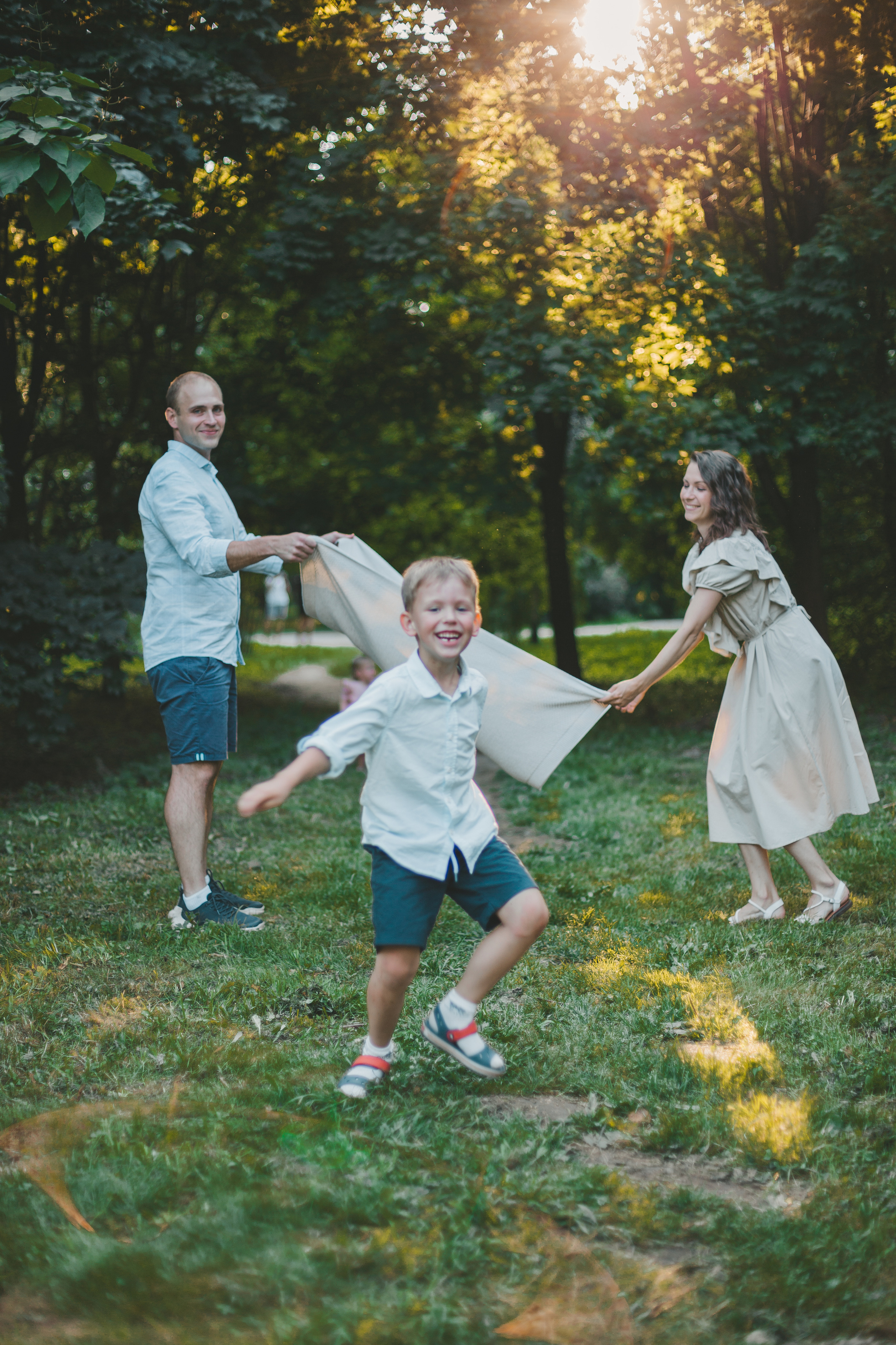 Семейная фотосессия на закате в парке. Фотограф Андреева Юлия. Москва