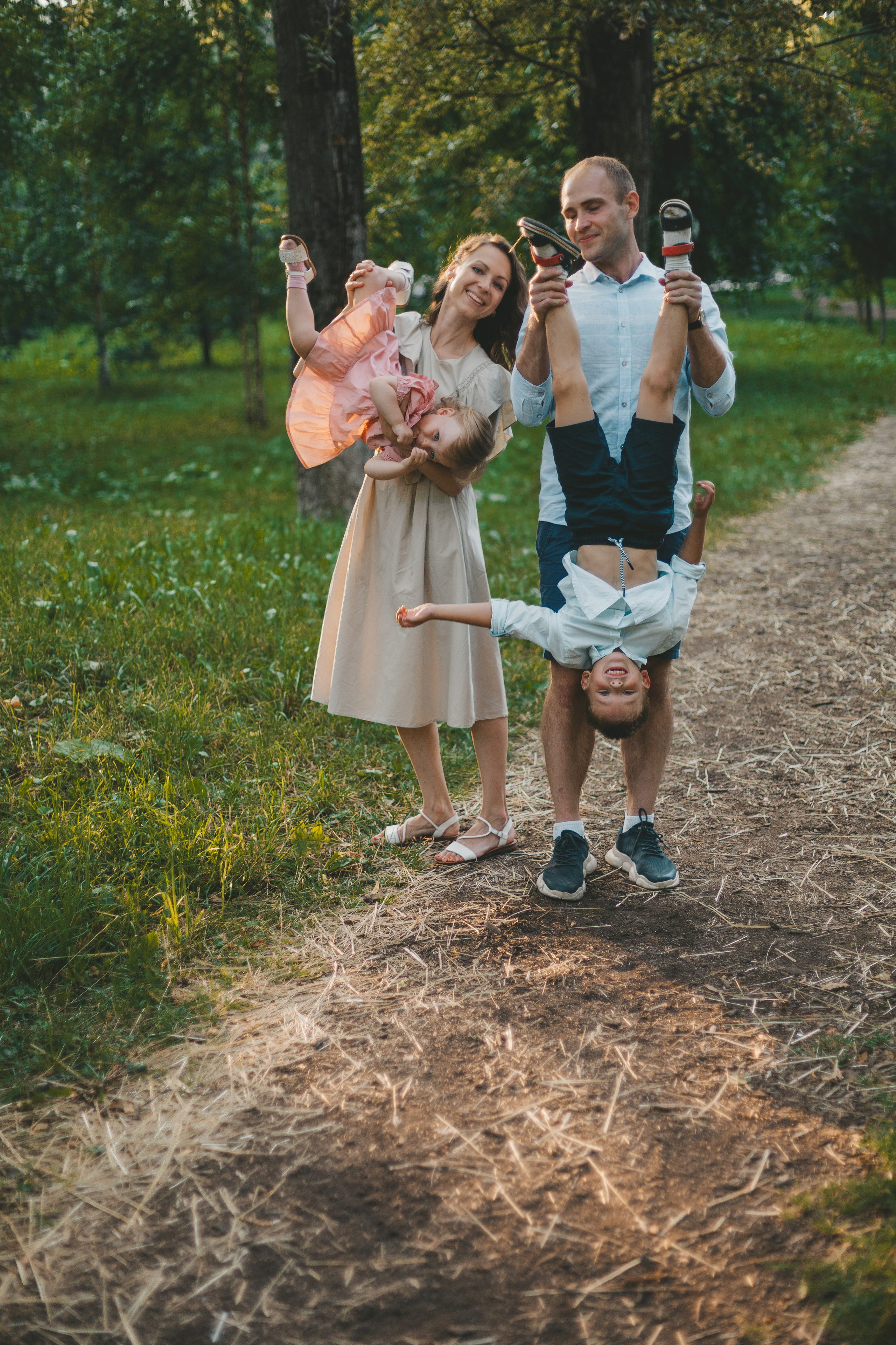 Семейная фотосессия на закате в парке. Фотограф Андреева Юлия. Москва
