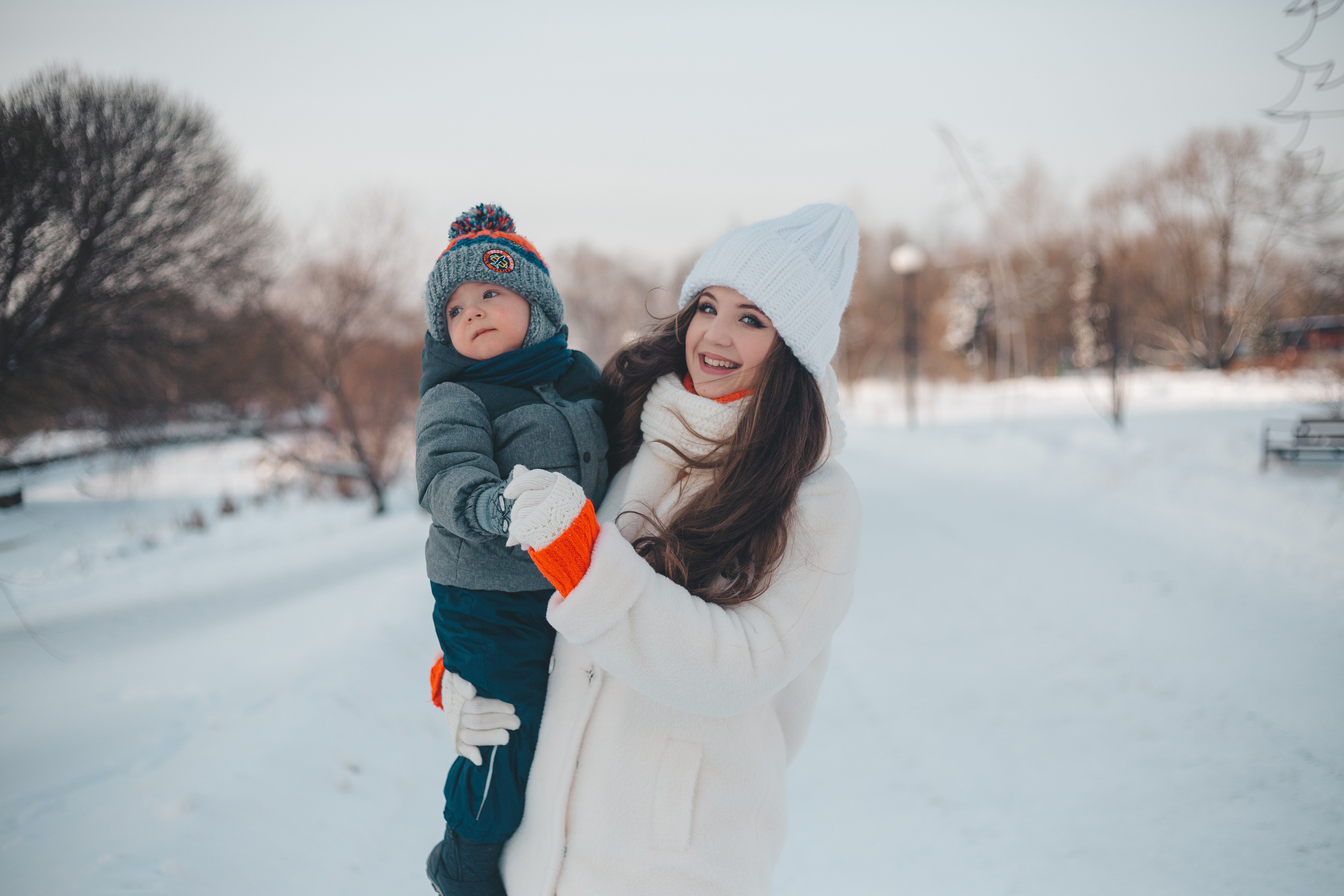 Молодая мамочка на съемках с сыном