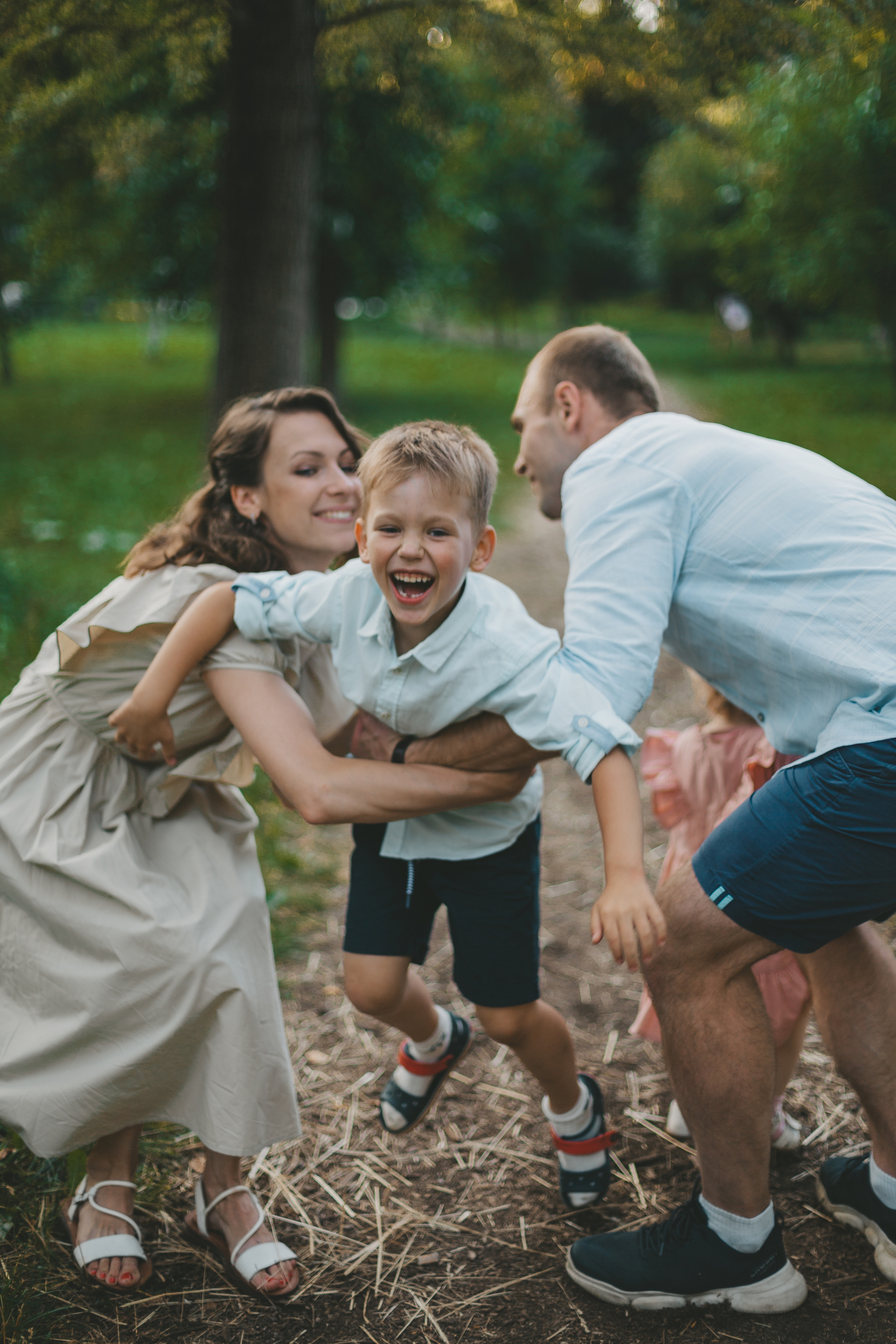 Семейная фотосессия на закате в парке. Фотограф Андреева Юлия. Москва