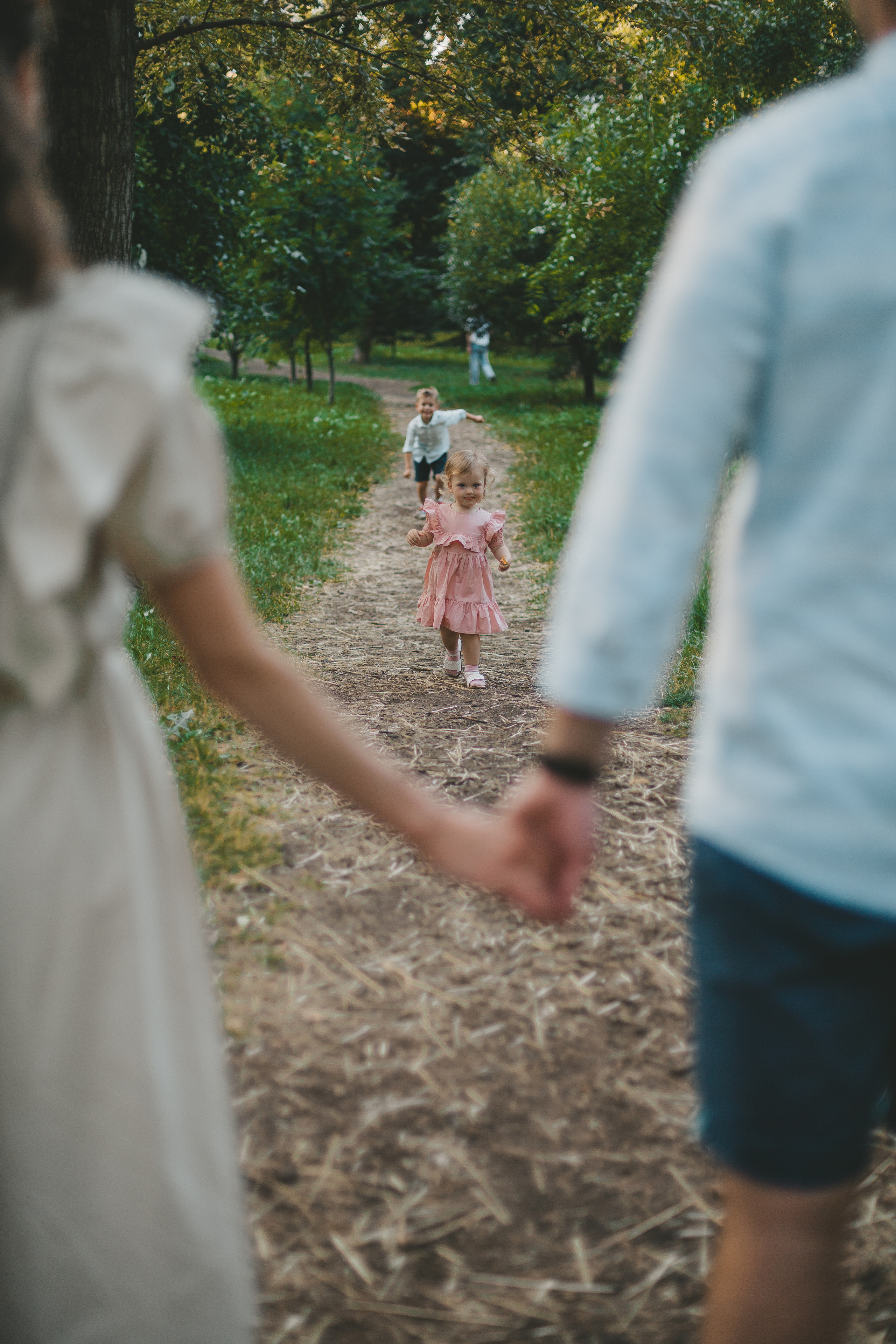 Семейная фотосессия на закате в парке. Фотограф Андреева Юлия. Москва