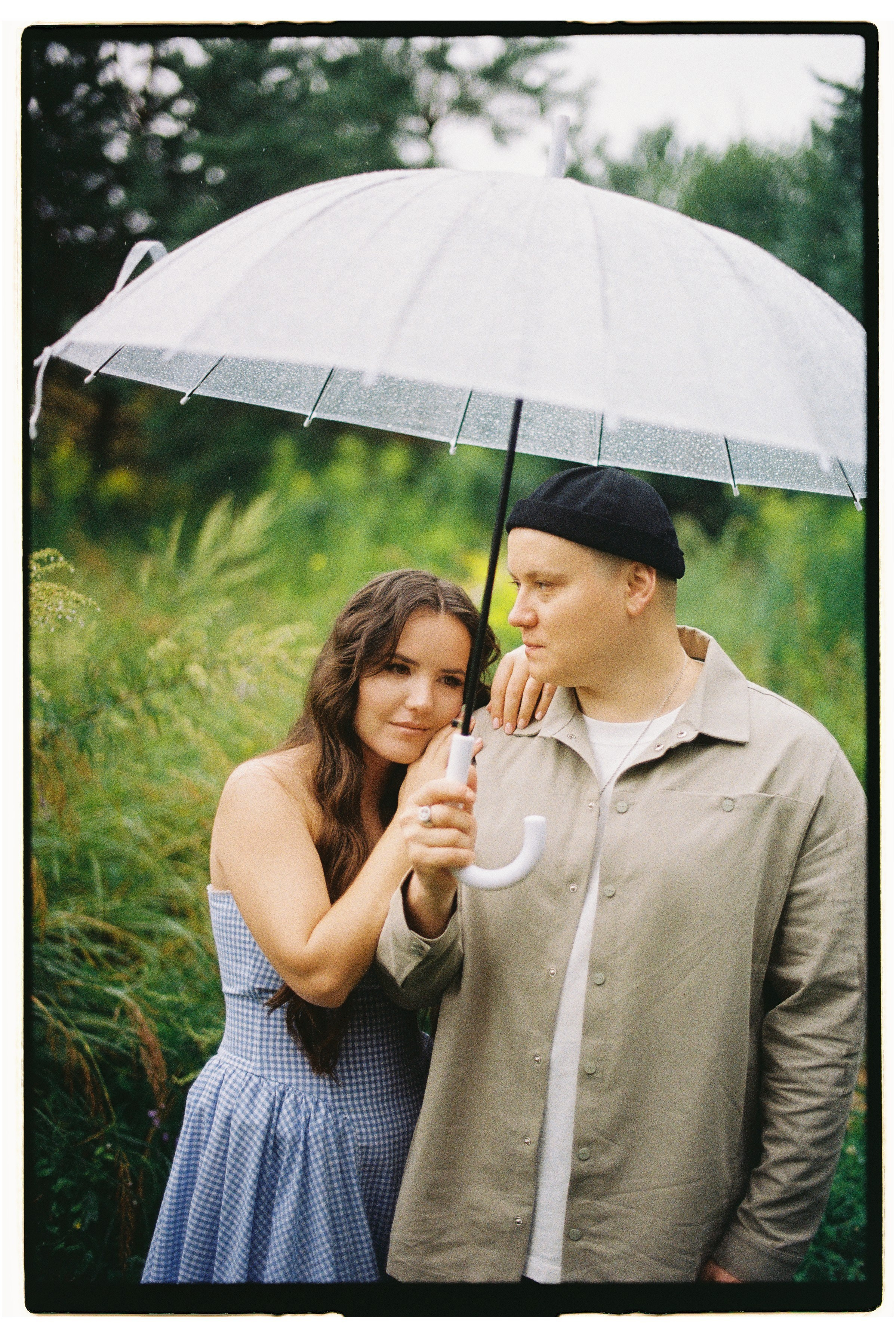 Зеленая тропа, уютная свадьба под дождем. Афина Ефимова. Свадебный фотограф Москва