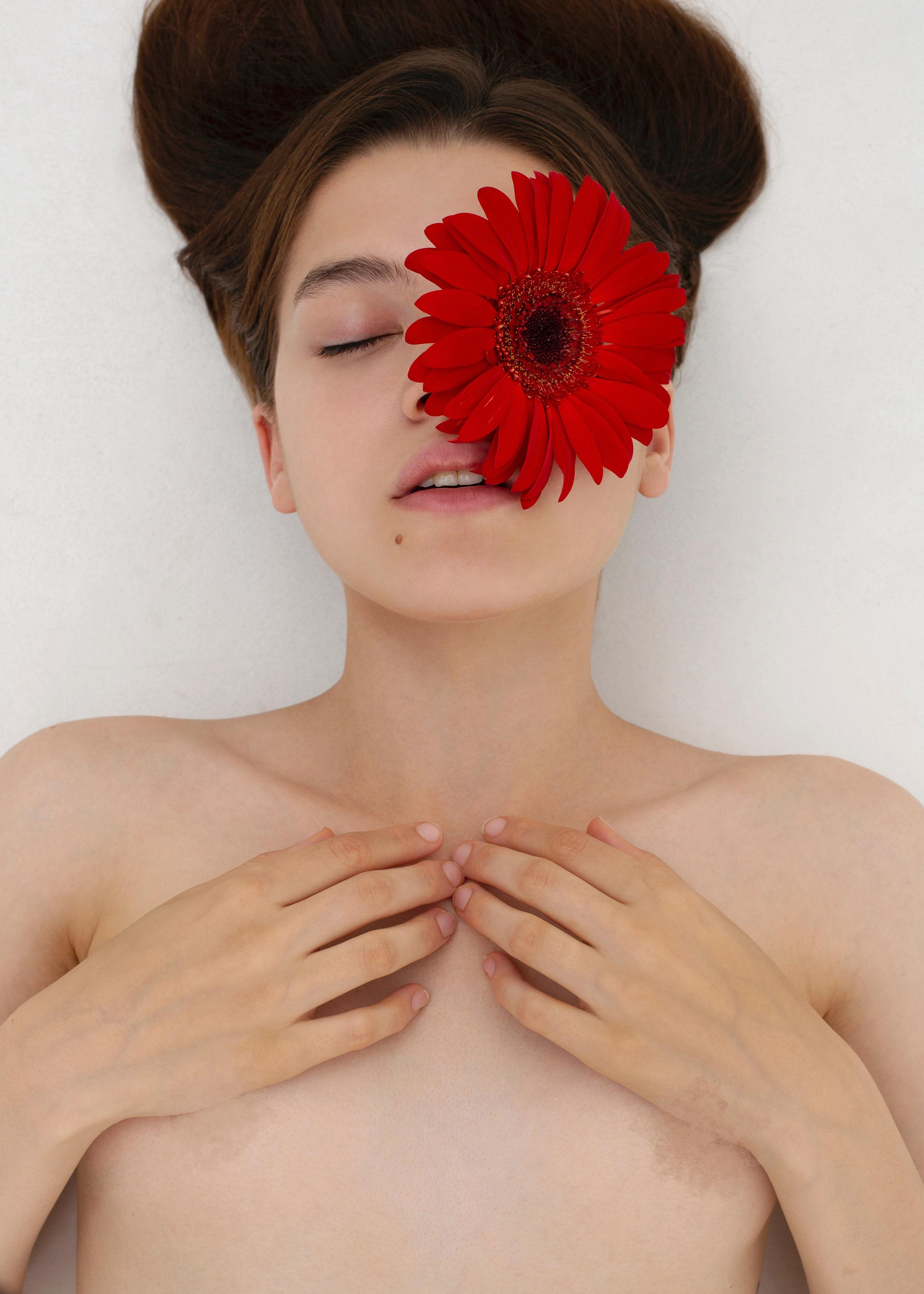 портрет девушки с цветком