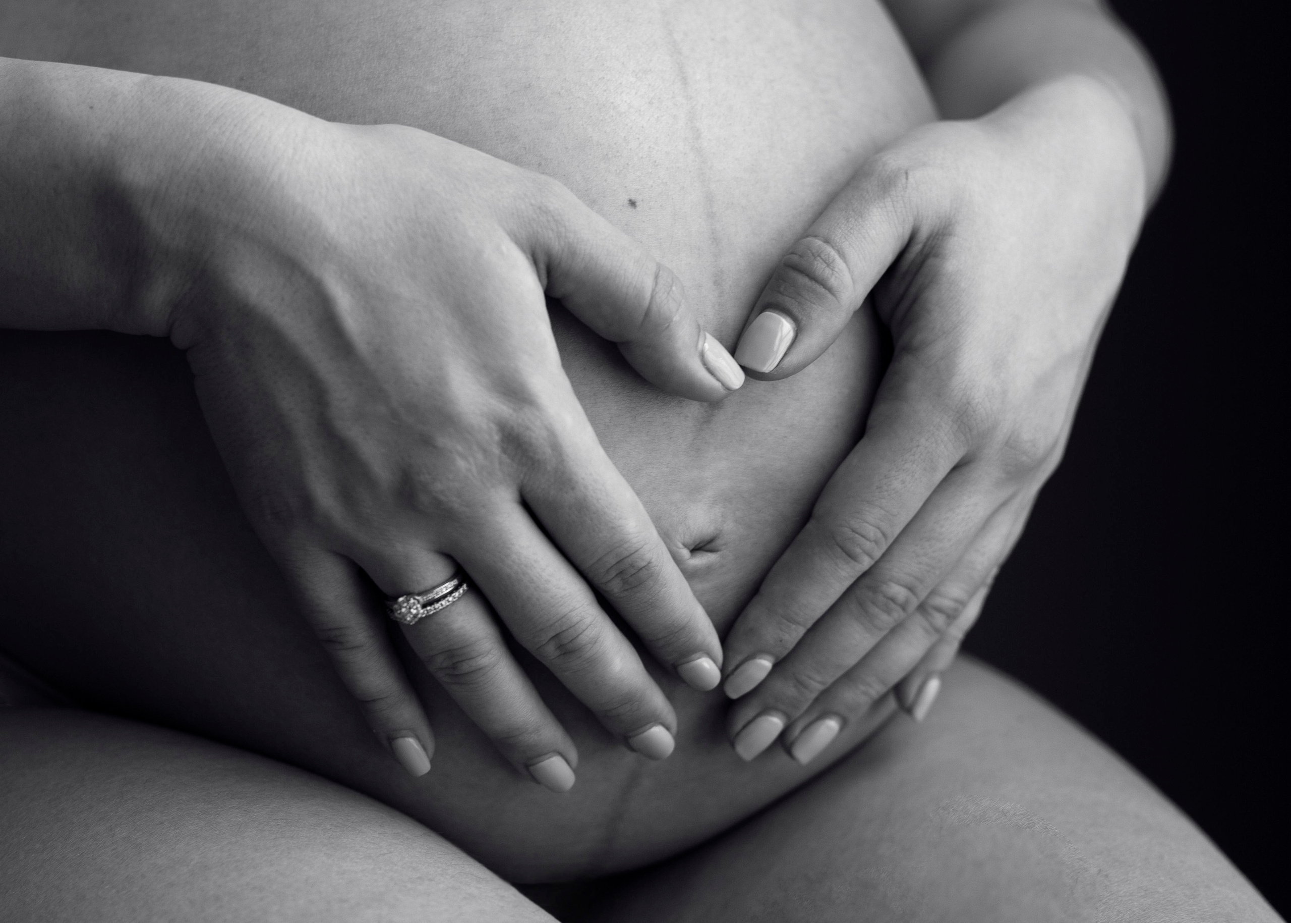 фотография черно белая беременной женщины