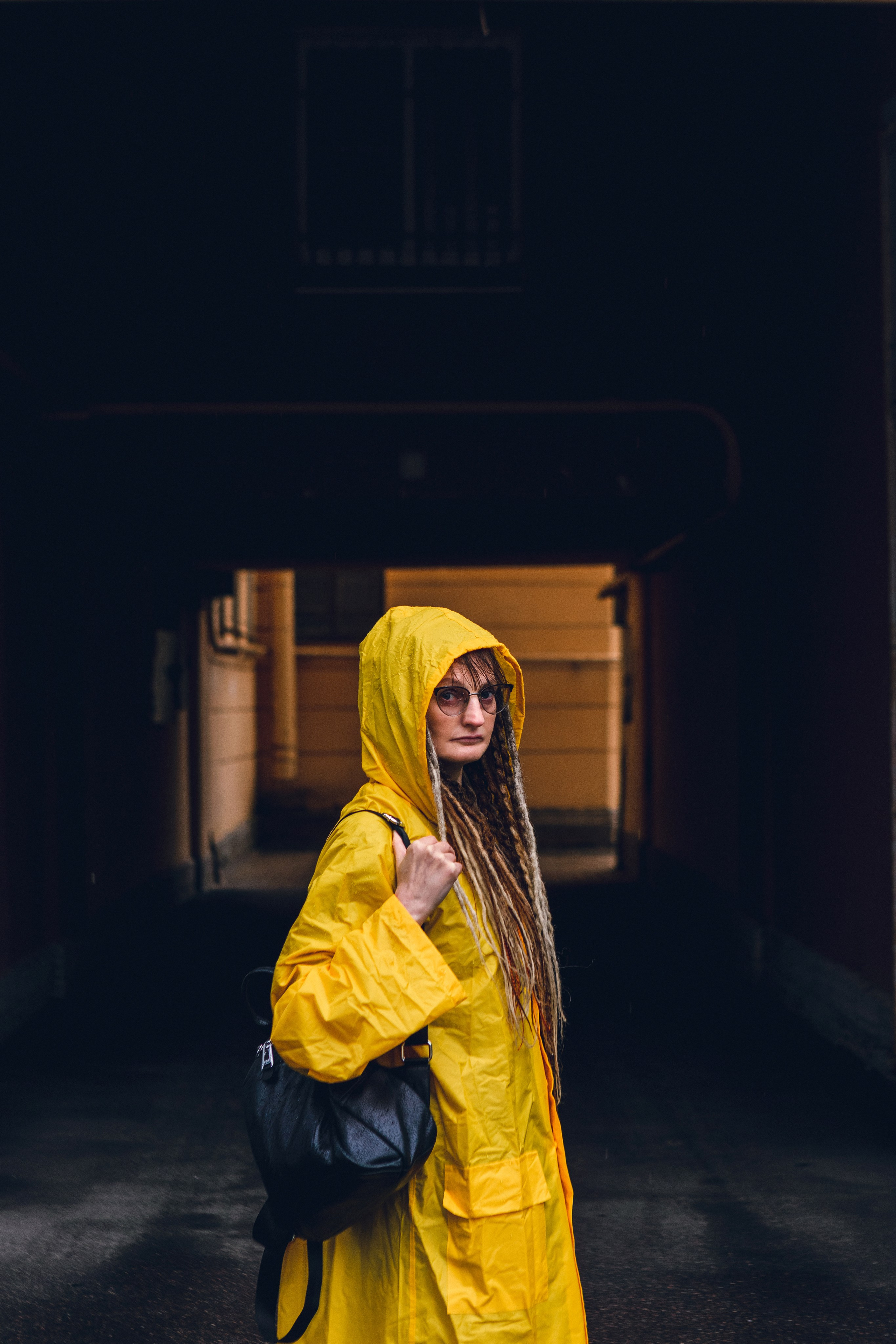 Фотосессия в жёлтом дождевике на Чкаловской. Портретный фотограф в Санкт-Петербурге Надежда Капранова