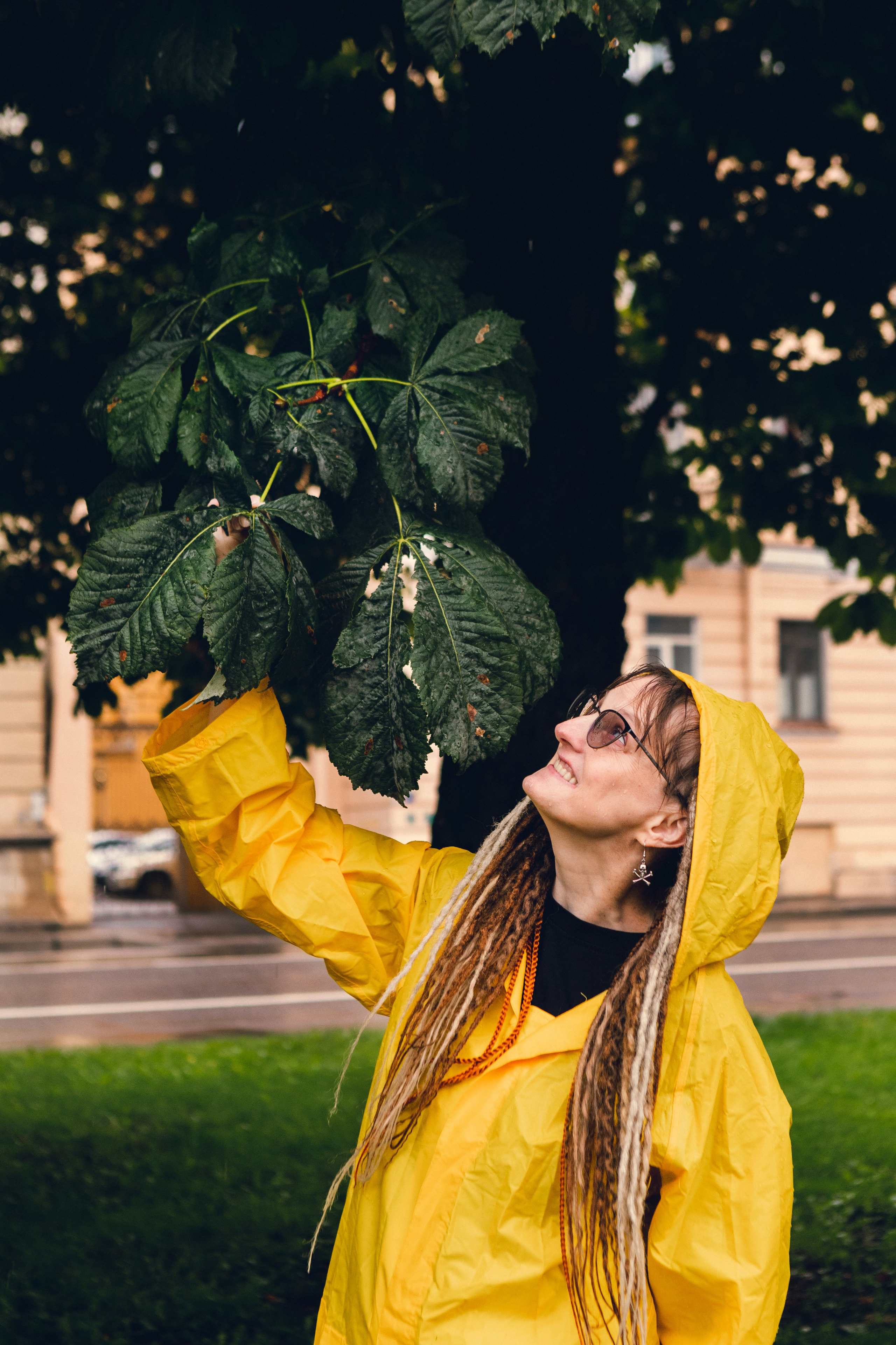 Фотосессия в жёлтом дождевике на Чкаловской. Портретный фотограф в Санкт-Петербурге Надежда Капранова
