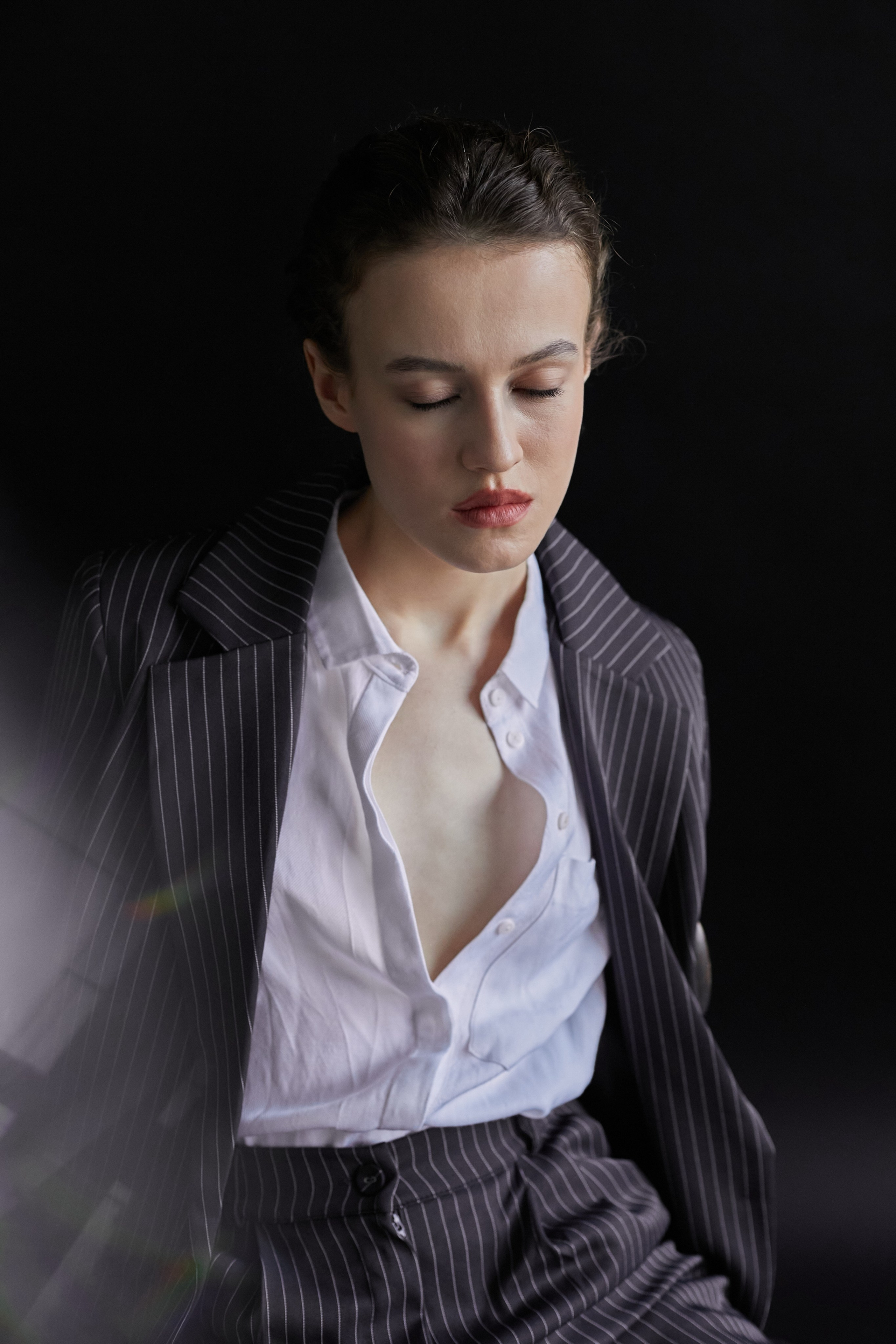 Фотограф в Москве. Студия. Студийный портрет. Девушка в пиджаке. Девушка на стуле на черном фоне. Красивая девушка в мужском костюме. Женский портрет.