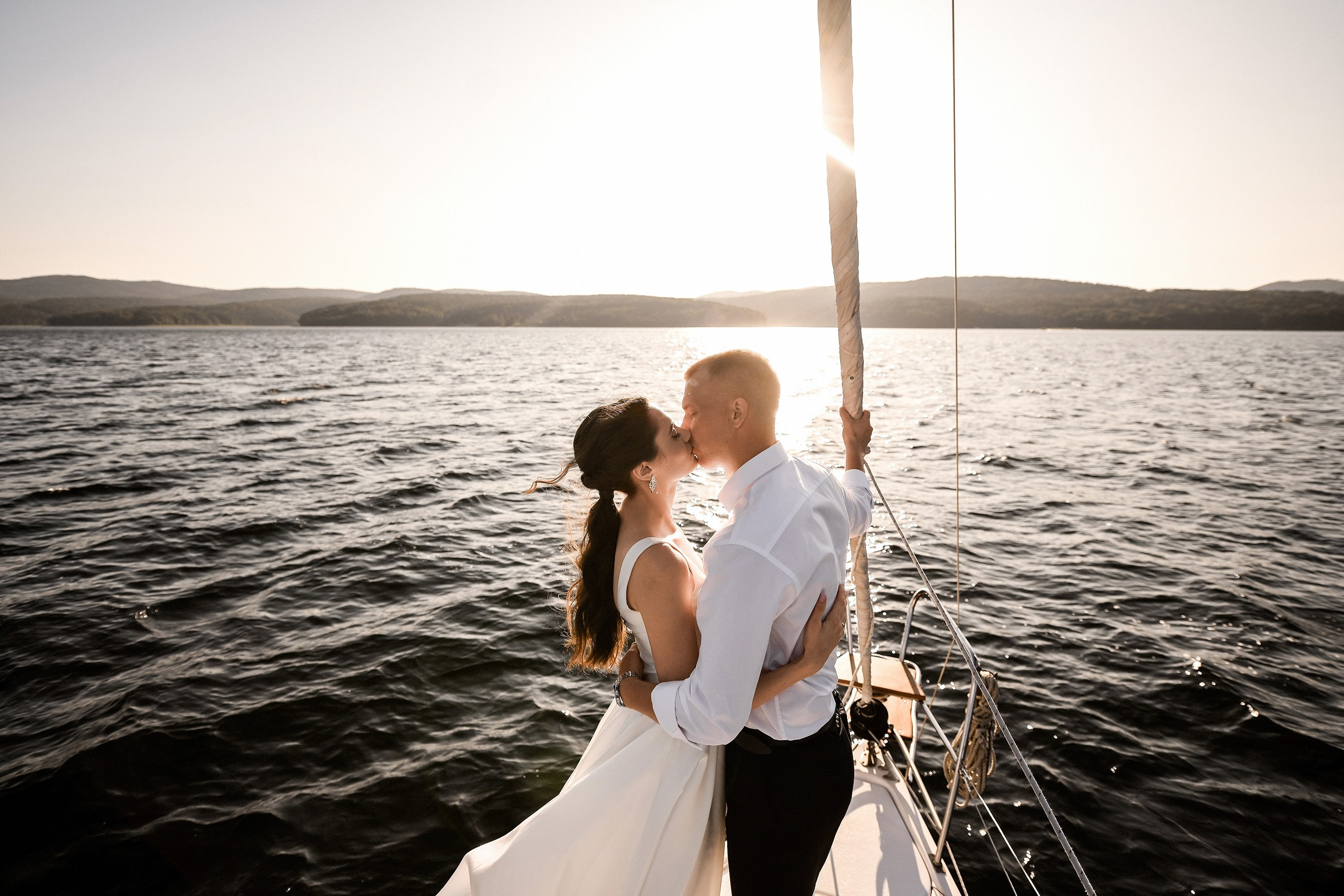 Фотосессия в свадебном платье на яхте в Красноярске. 📸 Свадебный и семейный фотограф в Красноярске Тихомиров Евгений | 17 лет опыта | 800+ свадеб