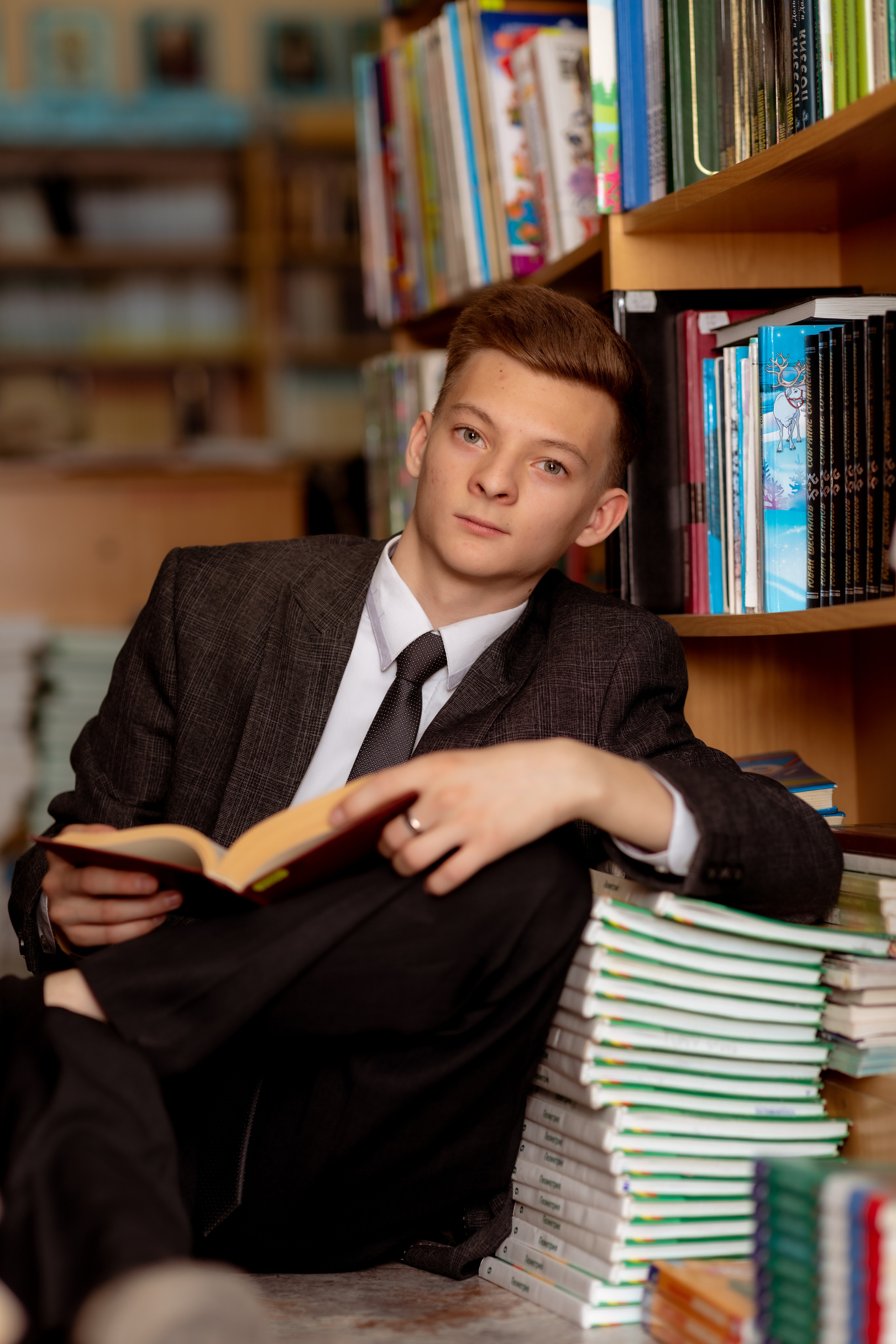 Фотосессия выпускников в школьной библиотеке