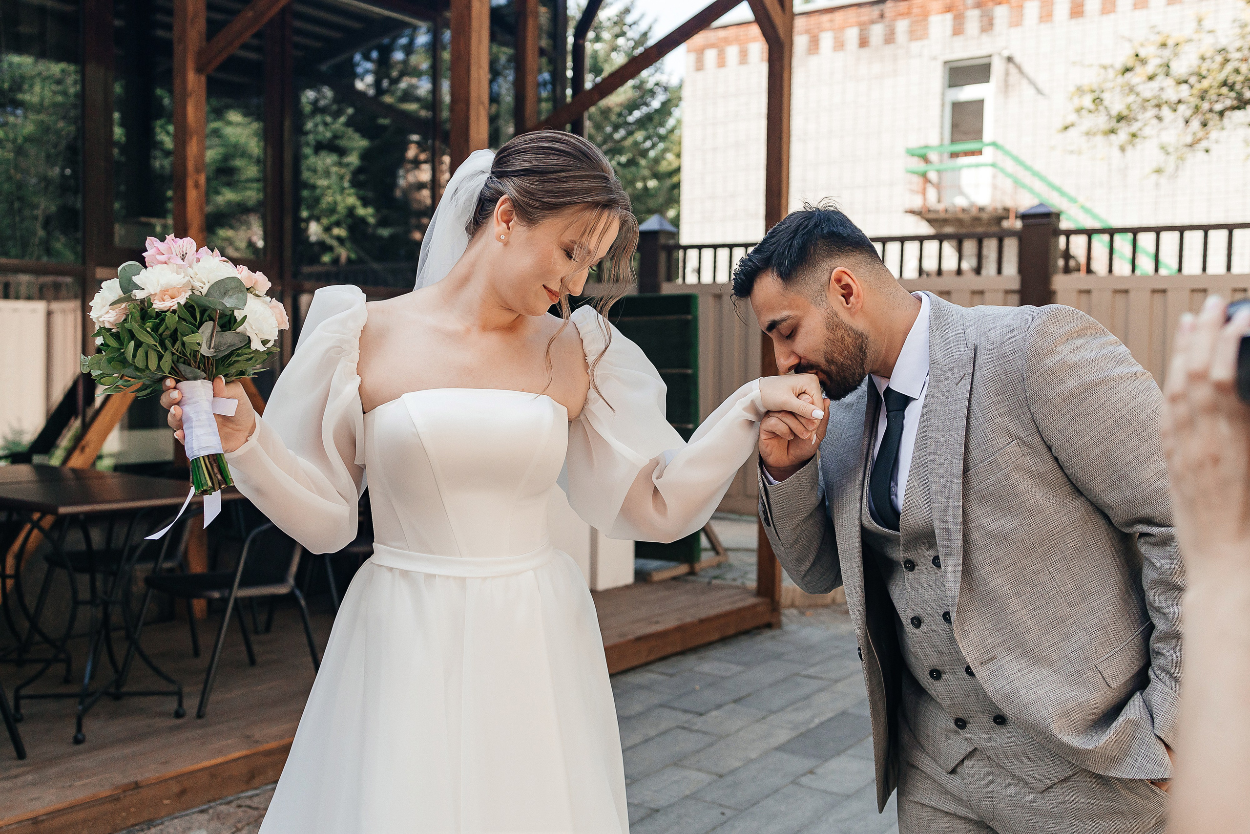 Свадебная фотосессия пары в номере отеля. Олег Сверчков | Свадебный фотограф Вологда
