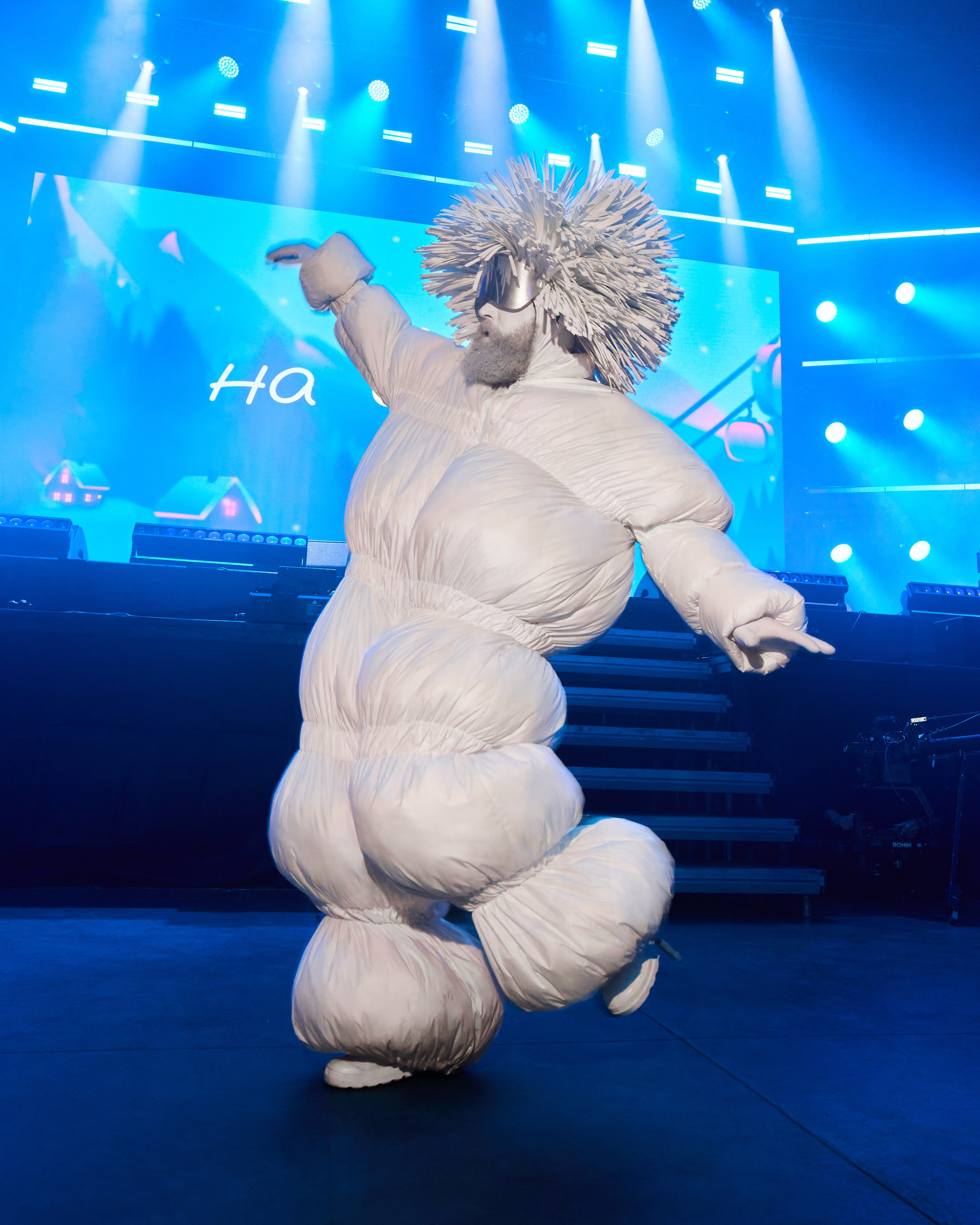 VK «На высоте» х Гарик Харламов. Svyatoslav Lebedev | Advertising photographer — Commercial shooting, Art direction, AI integration