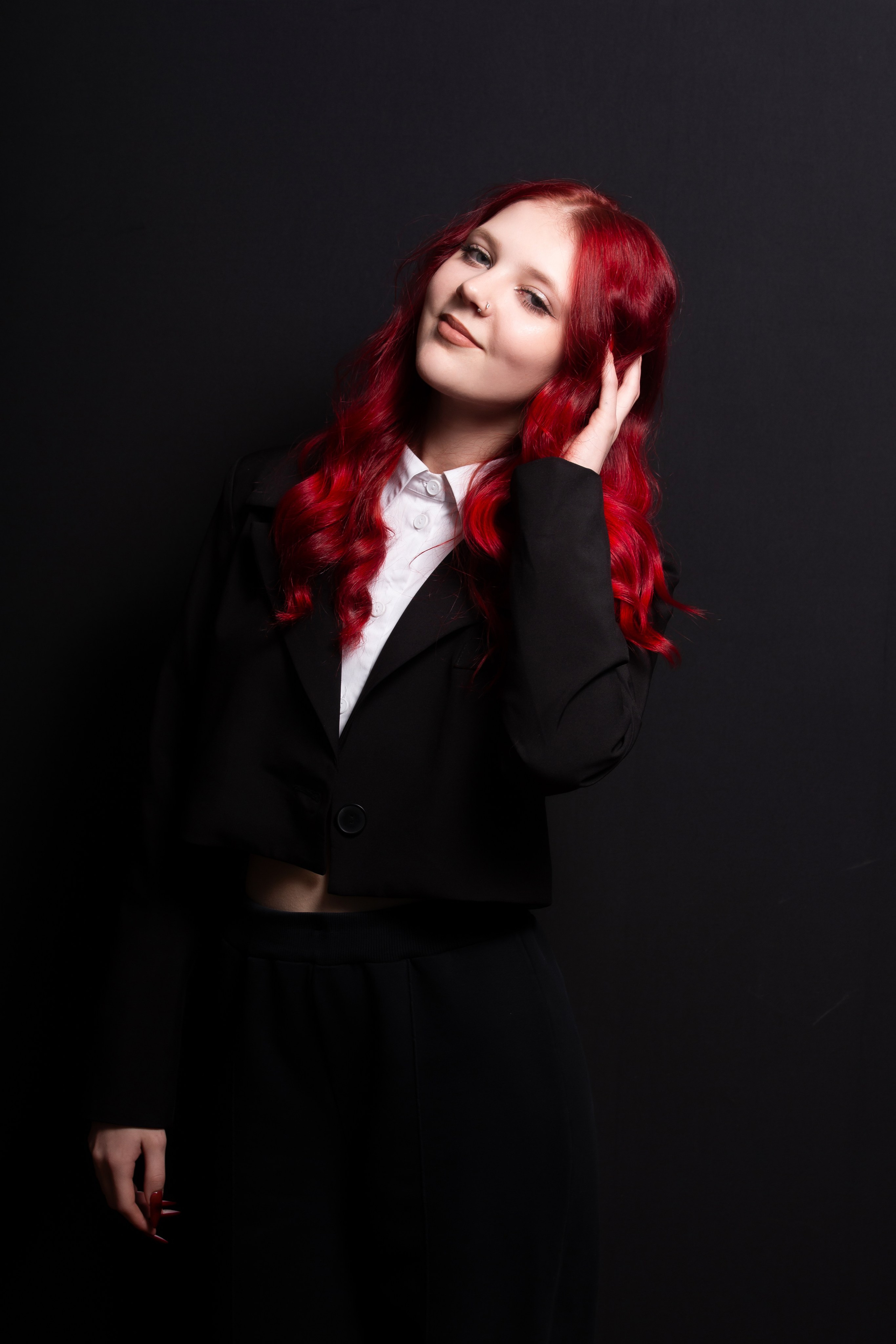 Портретная фотосессия для учеников 9 класса на чёрном фоне | Школьный фотограф Николай Богатырёв | Твой альбом / Твои правила. ТВОЙ АЛЬБОМ / ТВОИ ПРАВИЛА