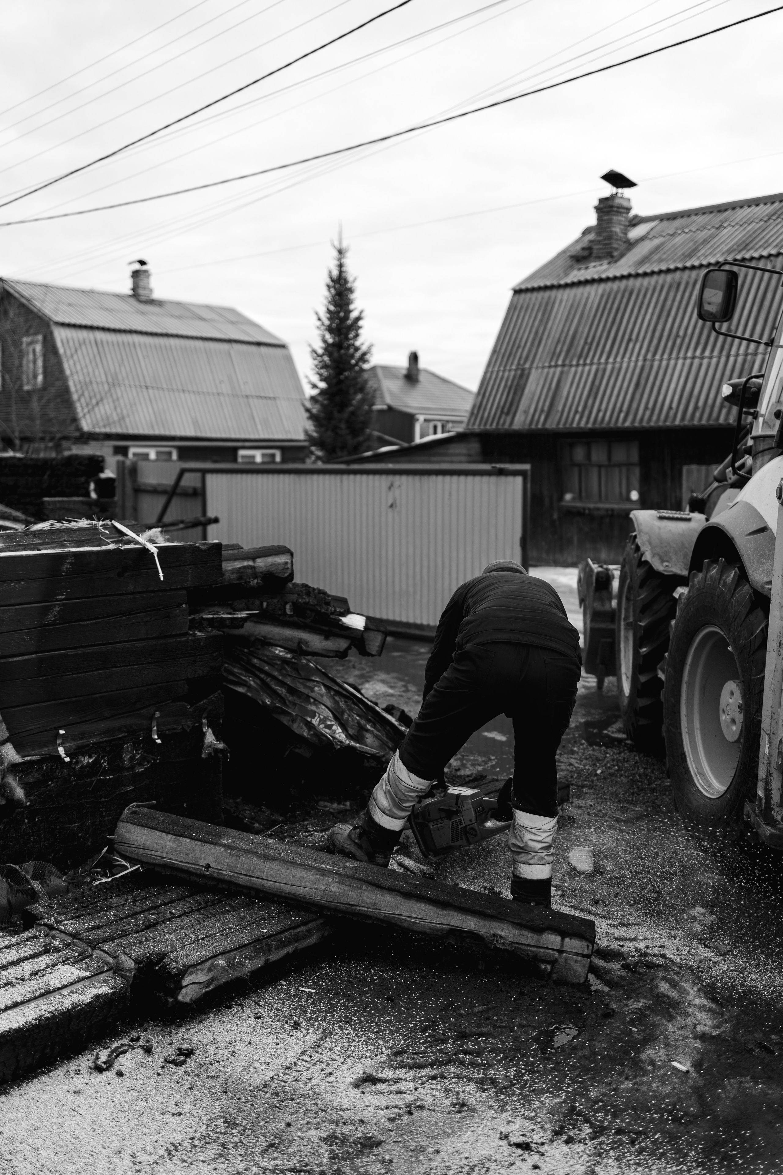 Илья за 1 час до сноса дома, который сгорел у нас в 2023. Семейный фотограф Надежда Каримова | Иркутск Байкал Аршан